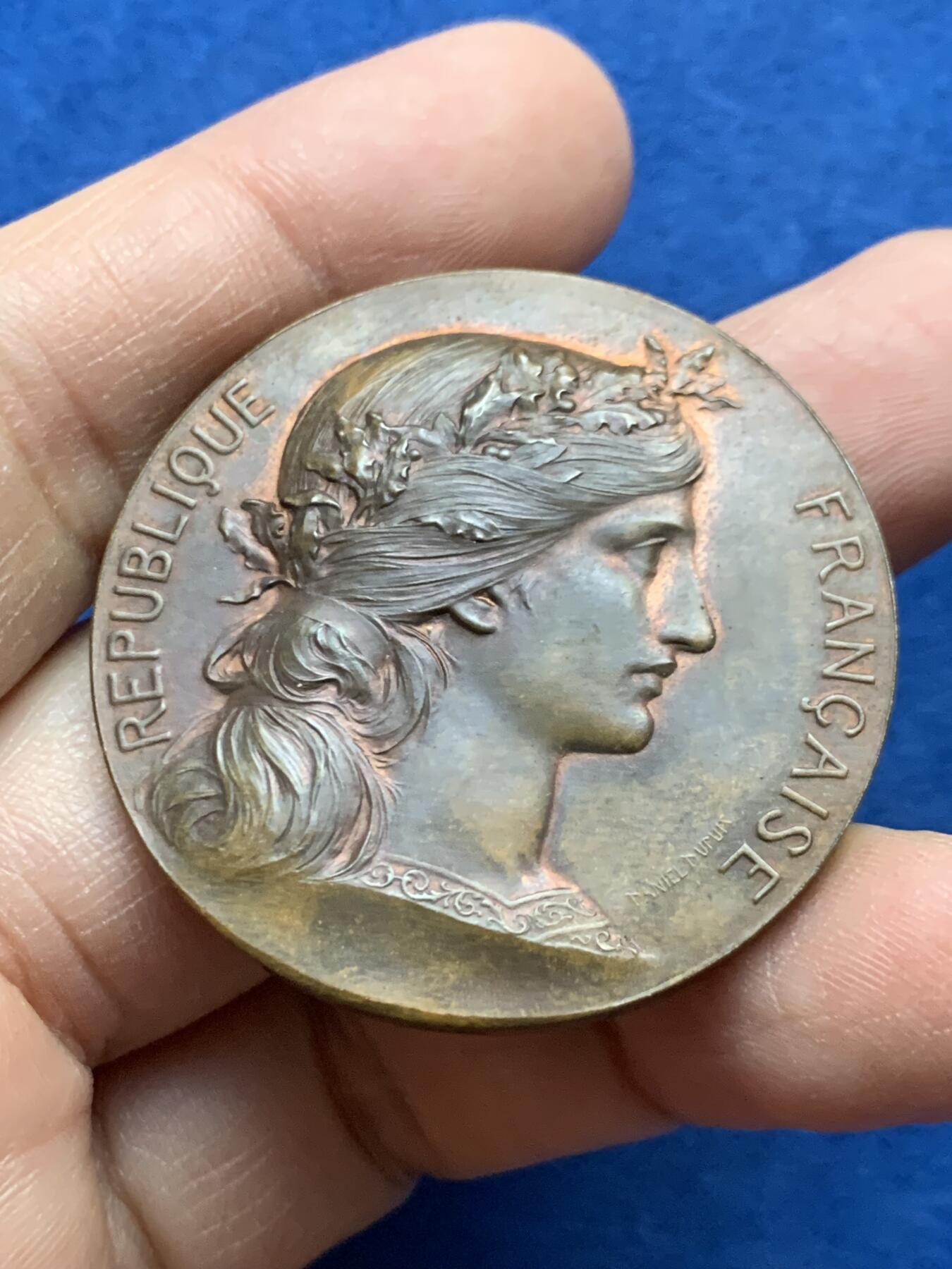 《竞宝斋》第452场 周日，周一 2场连拍 （全场包邮，欢迎送拍） 1891年玛丽安娜女神铜章 带原盒 33.3克 41.2mm 丰饶角铜标