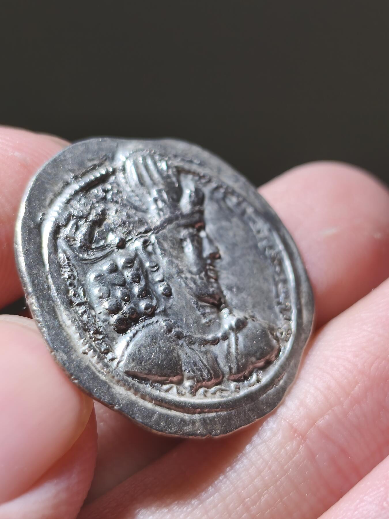 星盘世界钱币2026一月十日新年古典精品大拍 精彩纷呈 精品！萨珊帝国沙普尔二世一德拉克马银币，虽然在萨山中早期银币当中，沙普尔二世不算特别少见，但是这个人的币一般都有各种各样的问题，这一枚已经算比较好的了