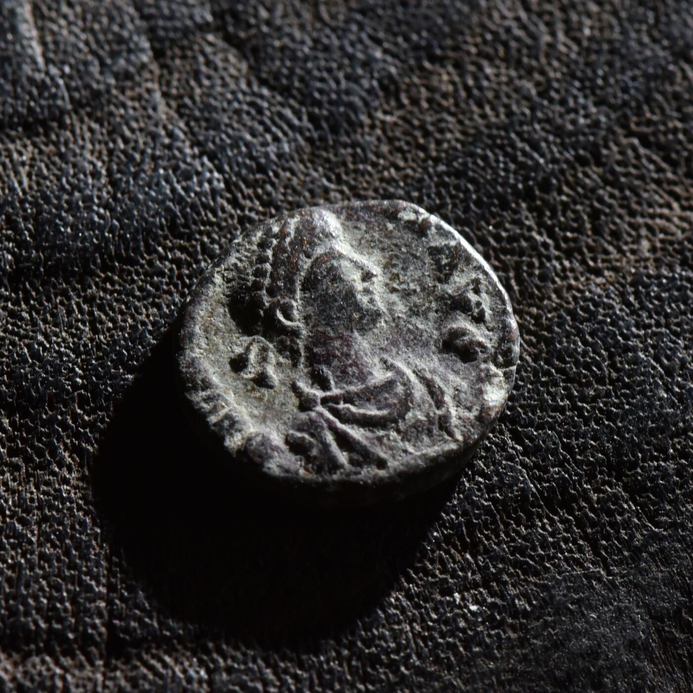 【良泉】第45期【直播场】1月15日晚19.30点开拍！ 208组，西方古代钱币、丝路古珠杂项专场 【微型】【发丝清晰】公元383-388年【古罗马】瓦伦丁尼安二世“誓愿十年再愿二十年”铜币，1.5克