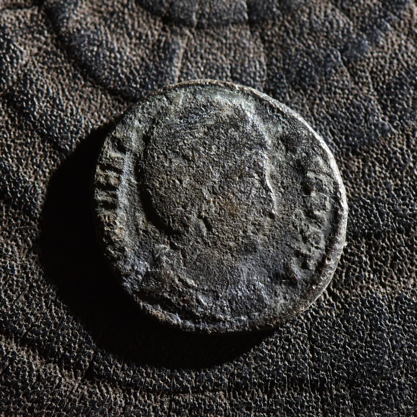 【良泉】第45期【直播场】1月15日晚19.30点开拍！ 208组，西方古代钱币、丝路古珠杂项专场 【罕见】公元328-329年【古罗马】君士坦丁大帝之母——圣海伦娜，背安全女神塞库里塔斯，2.82克