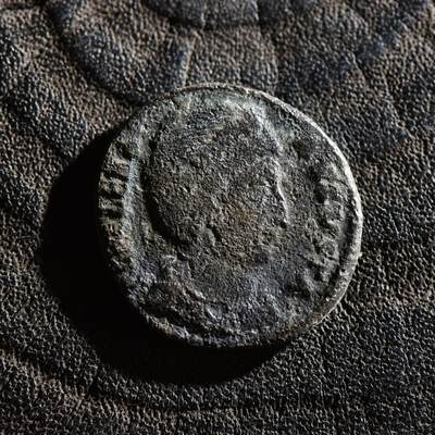 【良泉】第45期【直播场】1月15日晚19.30点开拍！ 208组，西方古代钱币、丝路古珠杂项专场 - 【罕见】公元328-329年【古罗马】君士坦丁大帝之母——圣海伦娜，背安全女神塞库里塔斯，2.82克