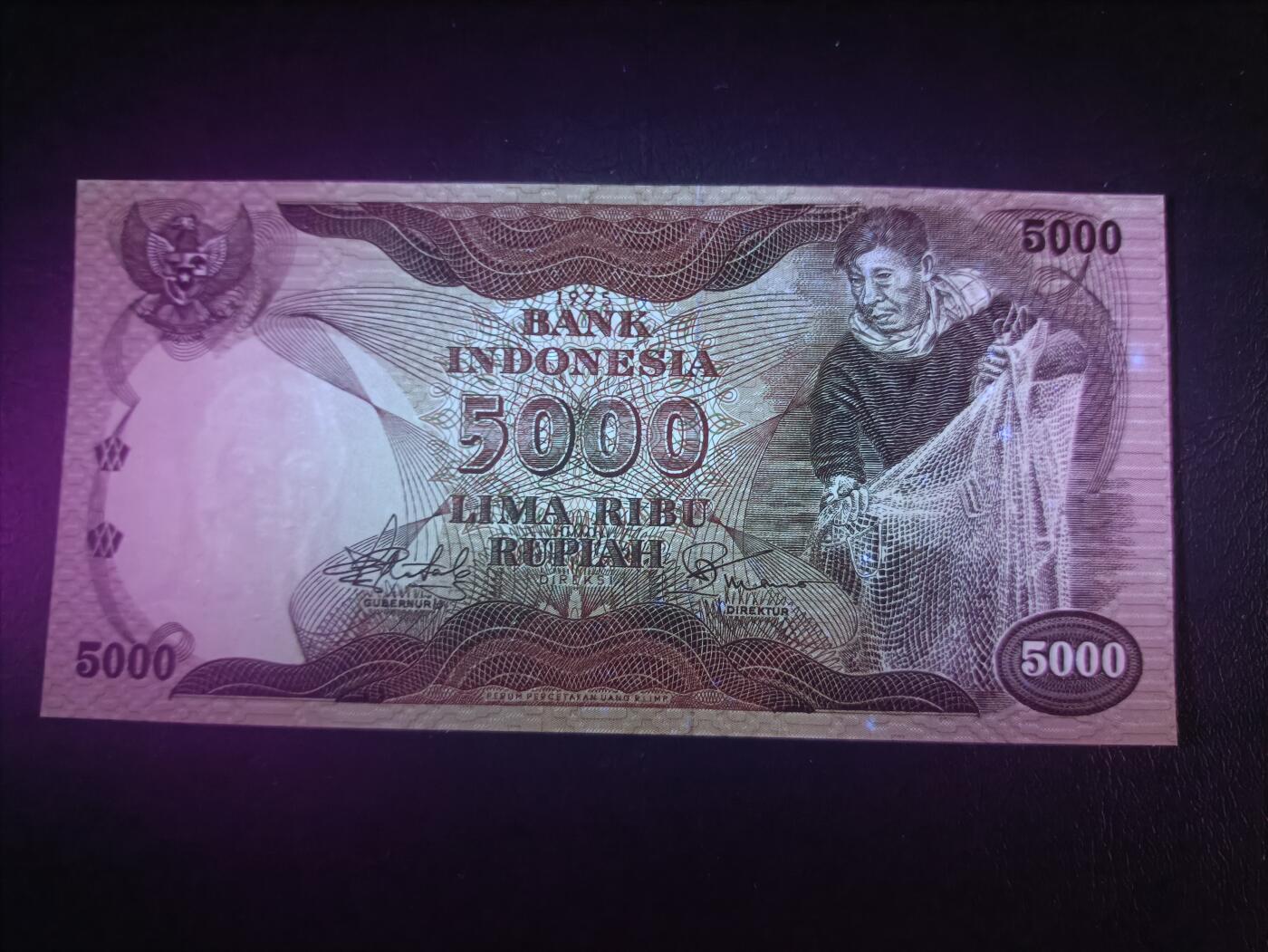 2026首期，总第211期 印度尼西亚1975年5000卢比UNC-，少见的次高面值，传统捕鱼