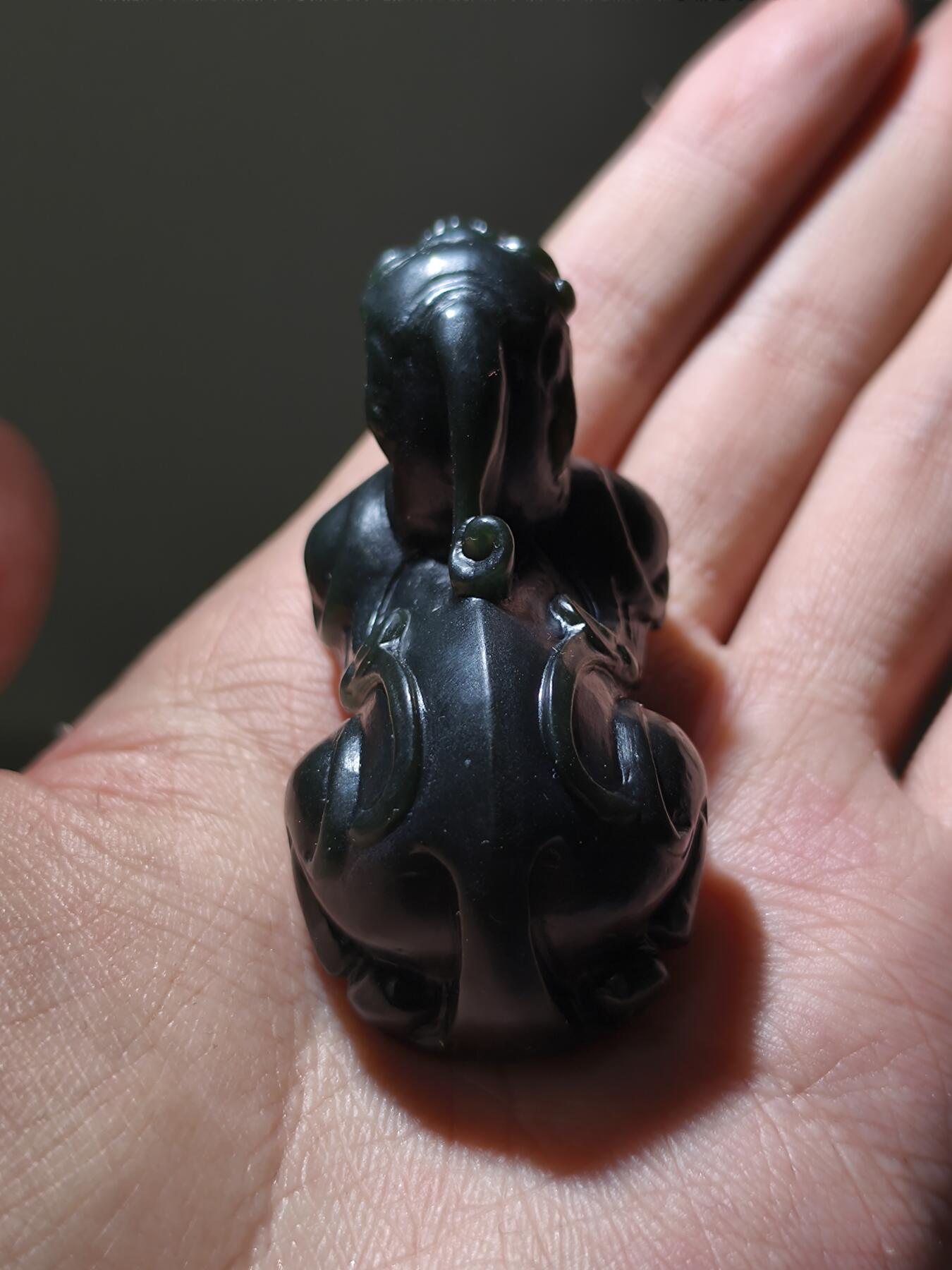 星盘世界钱币2026一月十日新年古典精品大拍 精彩纷呈 精品！当代和田玉且末黑青瑞兽，无结构极品细料长度64毫米，宽度31毫米，非常油润，克重大68.9克