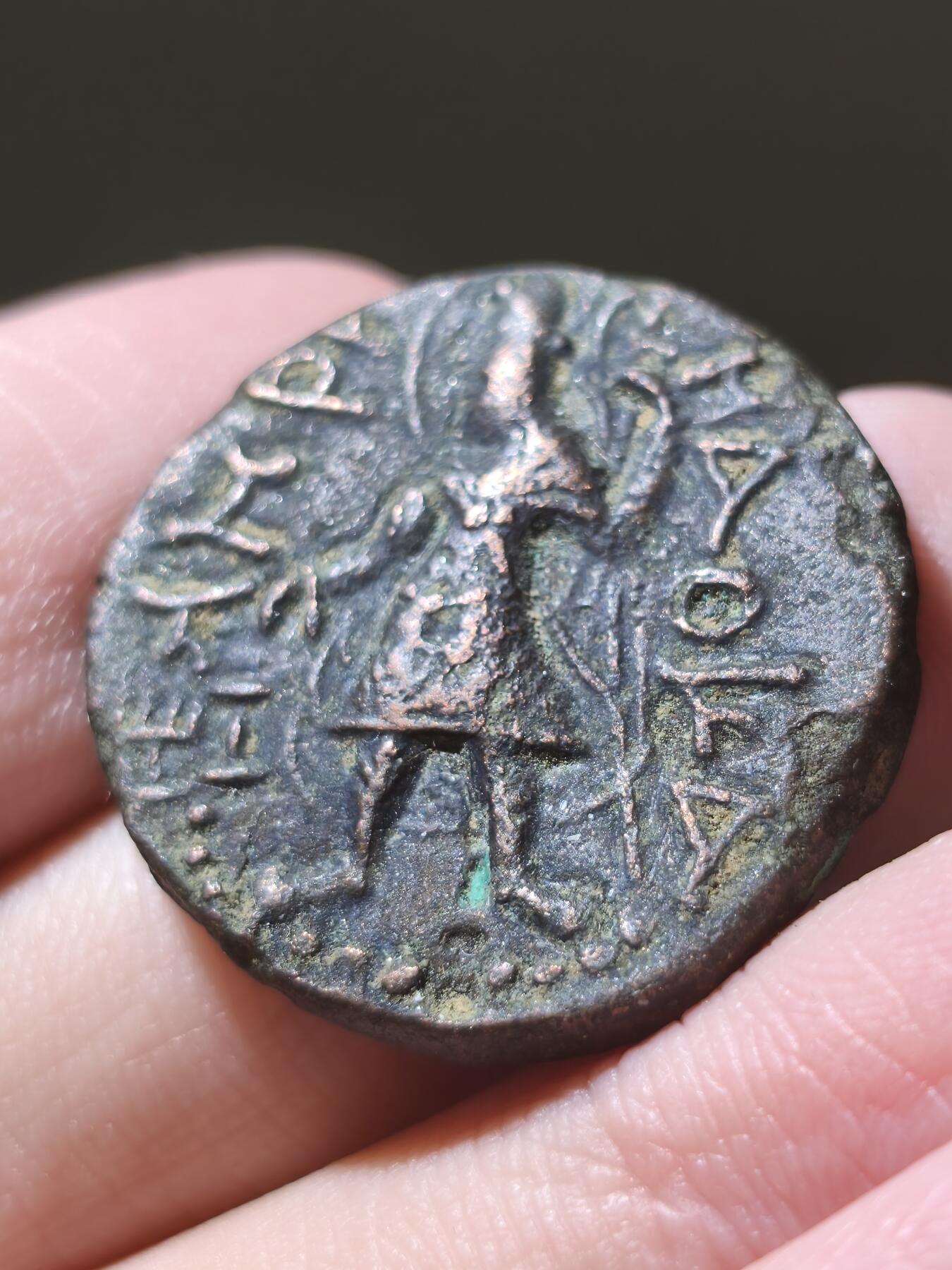 星盘世界钱币2026一月十日新年古典精品大拍 精彩纷呈 非常罕见！贵霜帝国巴克特里亚伽尼色迦一世大铜币14.9g，背风神，副厂巴克特里亚造币厂非常稀少，气质很特殊，一眼就能看出区别，铭文十分清晰，馆藏级精品