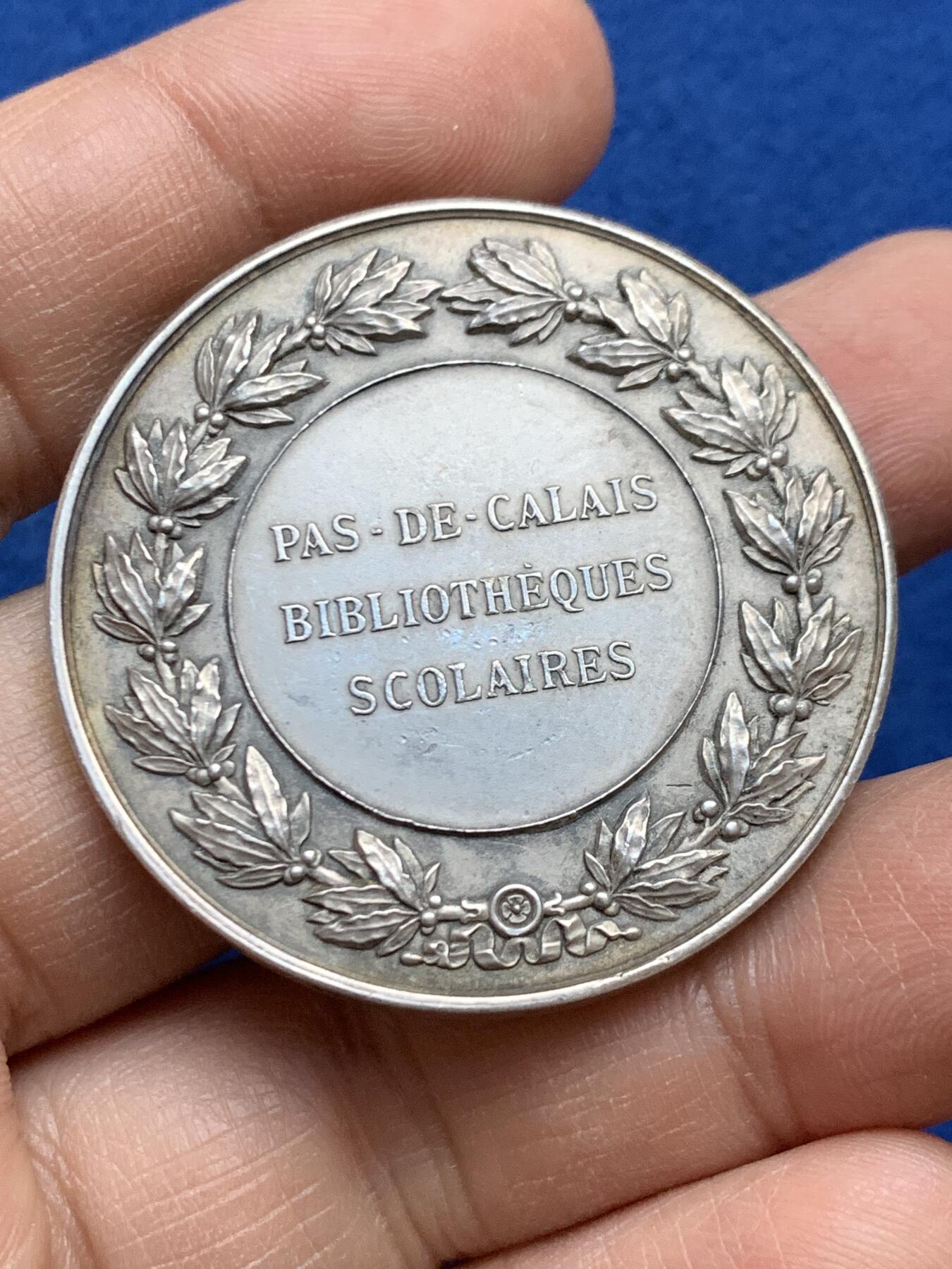 《竞宝斋》第452场 周日，周一 2场连拍 （全场包邮，欢迎送拍） 法国加来海峡省学校图书馆纪念银章 38.5克 41.5mm 丰饶角银标
