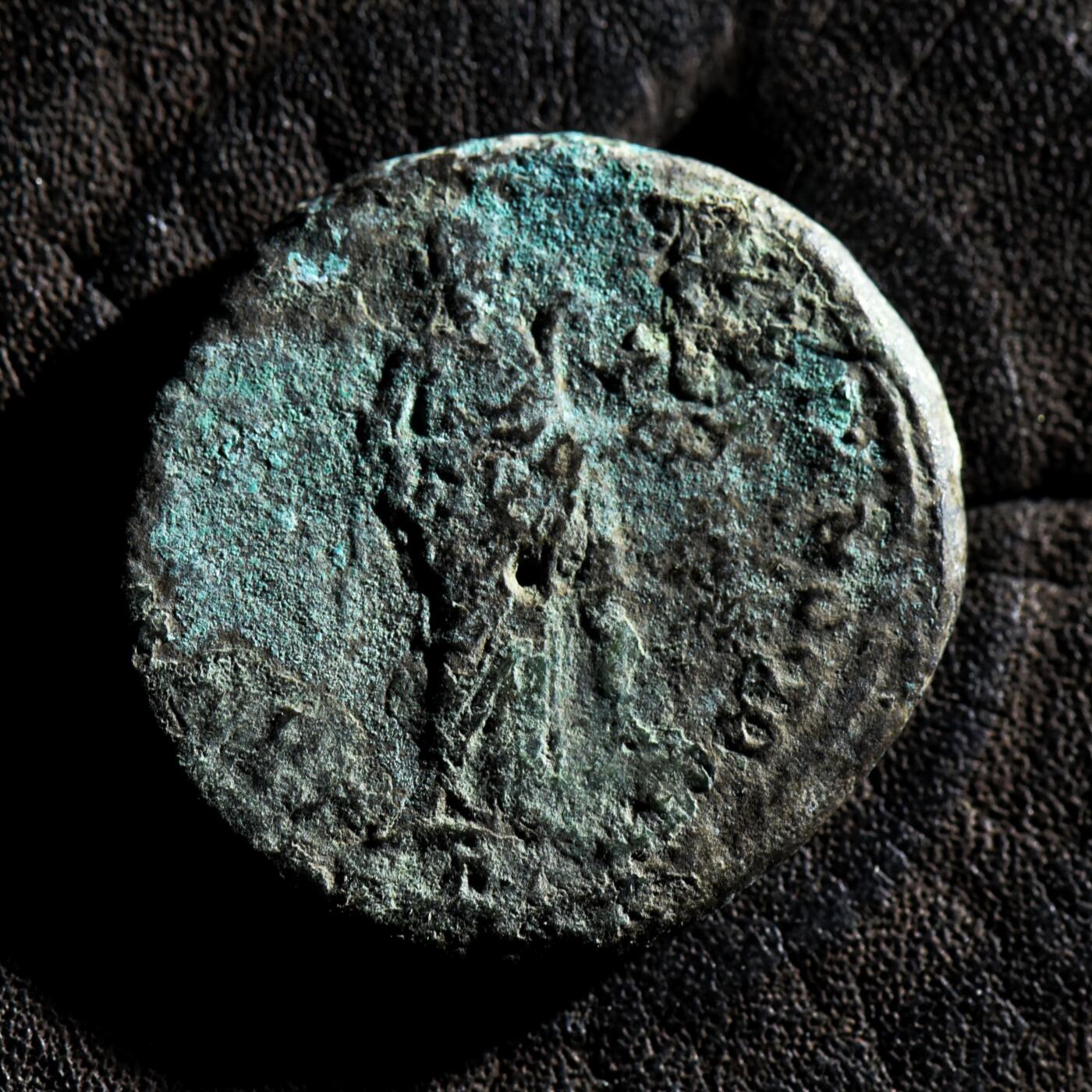 【良泉】第45期【直播场】1月15日晚19.30点开拍！ 208组，西方古代钱币、丝路古珠杂项专场 公元222-235年【古罗马·行省】【马恰诺波里斯】塞维鲁·亚历山大“许癸厄亚喂蛇”大铜币，8.6克