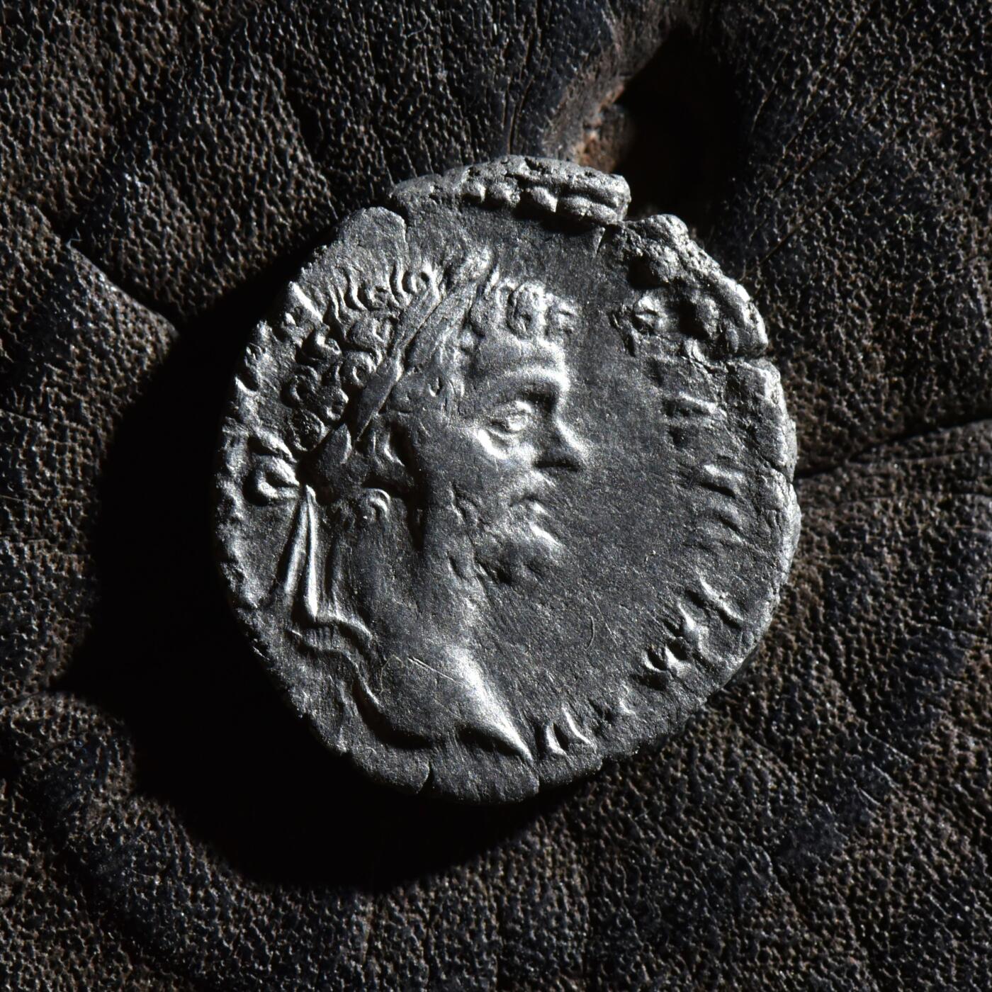 【良泉】第45期【直播场】1月15日晚19.30点开拍！ 208组，西方古代钱币、丝路古珠杂项专场 公元195年【古罗马】塞普提米乌斯·塞维鲁，背胜利女神，铭文ARAB ADIAB COS II P P（征服阿拉伯，征服阿迪亚贝尼，第二次担任执政官，国父）第纳尔银币，2.14克