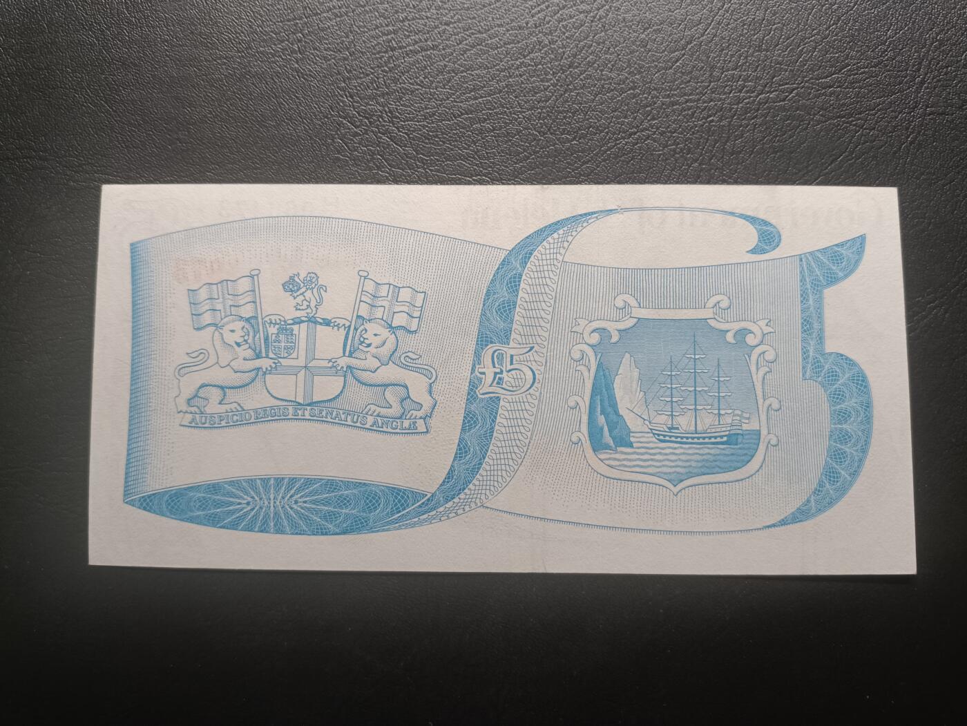 2026首期，总第211期 圣赫勒拿1976版5镑UNC-首冠H/1，嘉德大勋章女王和总督府徽章