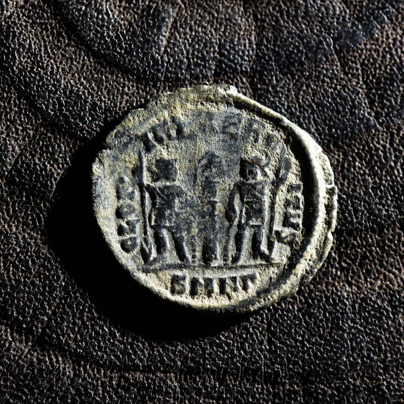 【良泉】第45期【直播场】1月15日晚19.30点开拍！ 208组，西方古代钱币、丝路古珠杂项专场 【美品】公元337-361年【古罗马】君士坦提乌斯二世“士兵军旗”铜币，尼科墨底亚造币厂打制，1.26克