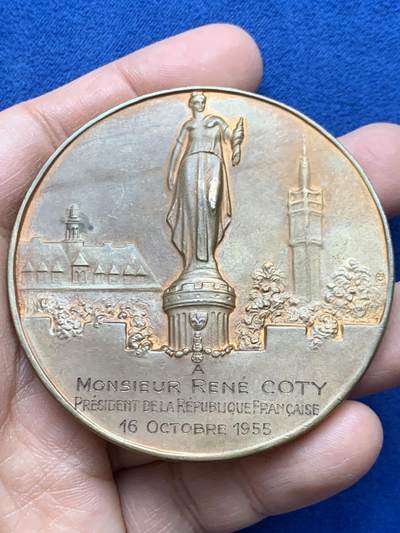 《竞宝斋》第452场 周日，周一 2场连拍 （全场包邮，欢迎送拍） - 致法兰西共和国总统勒内·科蒂先生 里尔市功绩纪念章 105.4克 63.2mm 三角铜标