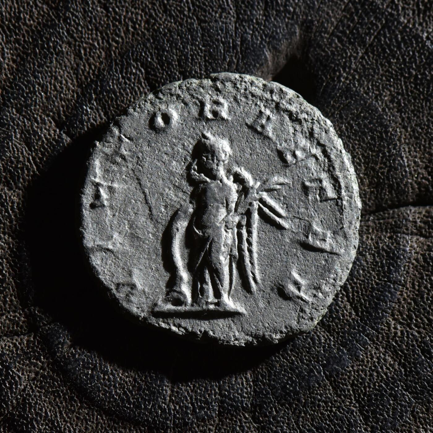 【良泉】第45期【直播场】1月15日晚19.30点开拍！ 208组，西方古代钱币、丝路古珠杂项专场 【藏家出品A】公元244年1月-2月，戈尔迪安三世，背胜利女神，铭文VICTOR AETER（永恒的胜利）此时正处于与萨珊军队作战中，戈三也死于这一场战争。罗马造币厂打制，安敦尼银币，2.38克