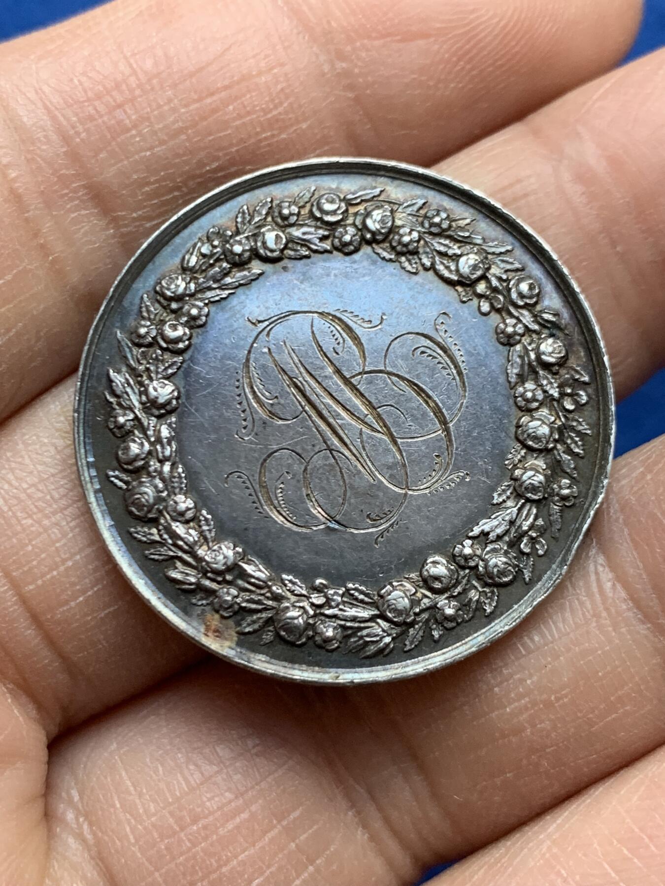 《竞宝斋》第452场 周日，周一 2场连拍 （全场包邮，欢迎送拍） 法国1861年结婚纪念银章 29.5MM 11.6g 手指边铭