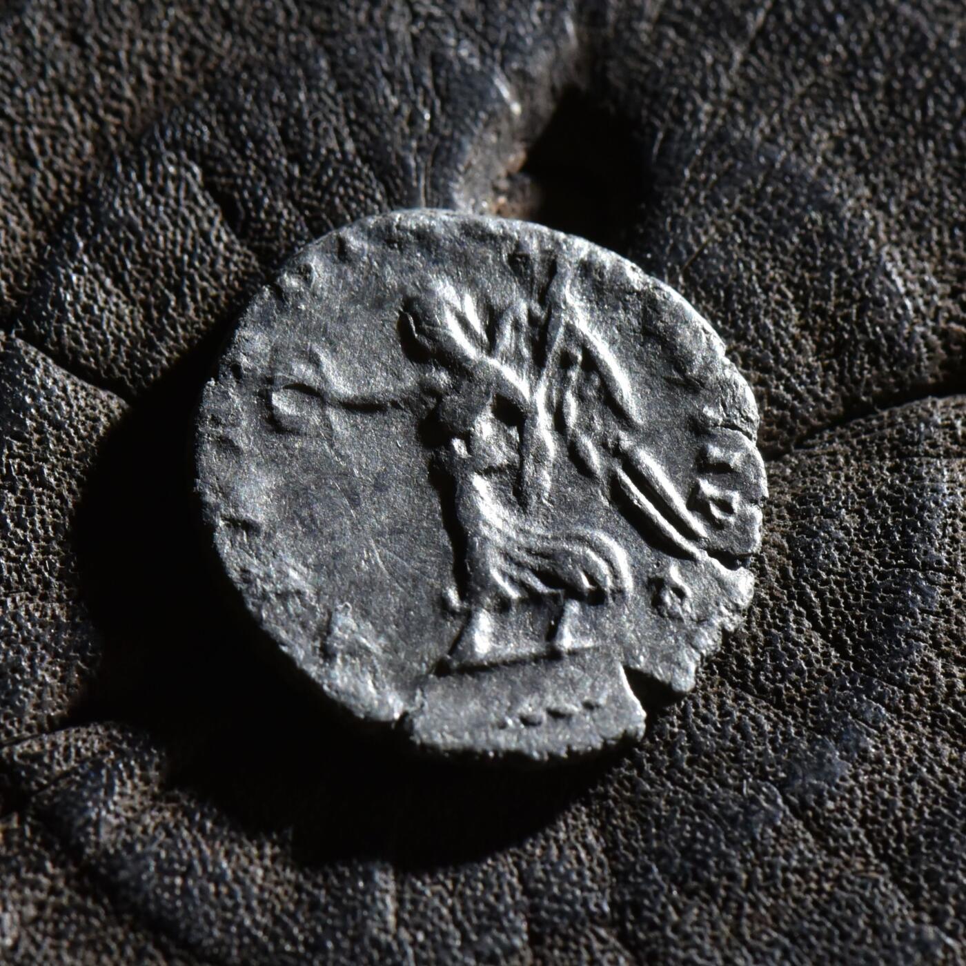 【良泉】第45期【直播场】1月15日晚19.30点开拍！ 208组，西方古代钱币、丝路古珠杂项专场 公元195年【古罗马】塞普提米乌斯·塞维鲁，背胜利女神，铭文ARAB ADIAB COS II P P（征服阿拉伯，征服阿迪亚贝尼，第二次担任执政官，国父）第纳尔银币，2.14克