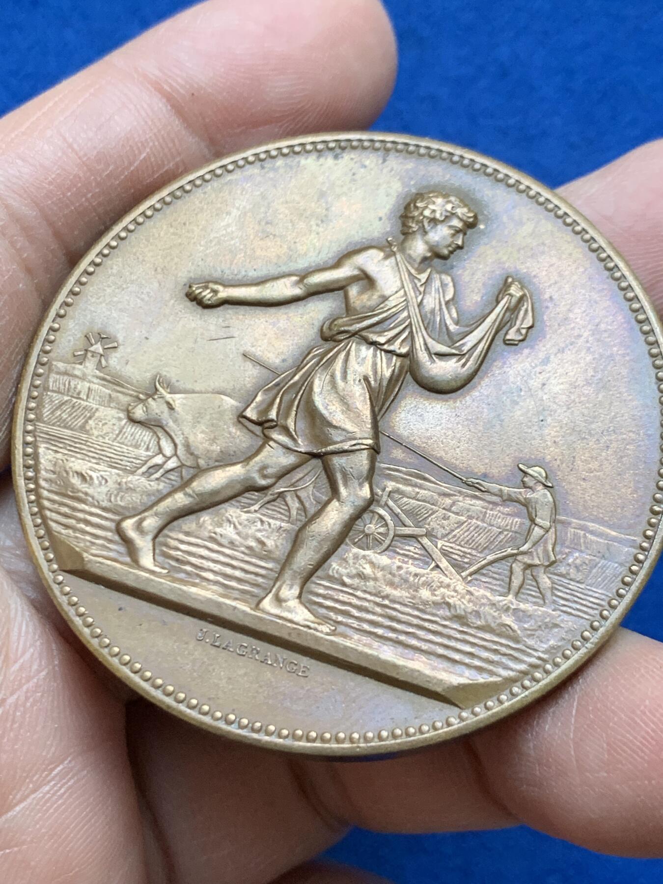 《竞宝斋》第452场 周日，周一 2场连拍 （全场包邮，欢迎送拍） 法国上世纪农业奖章，高浮雕，直径：50.5mm，重量：61.4克。