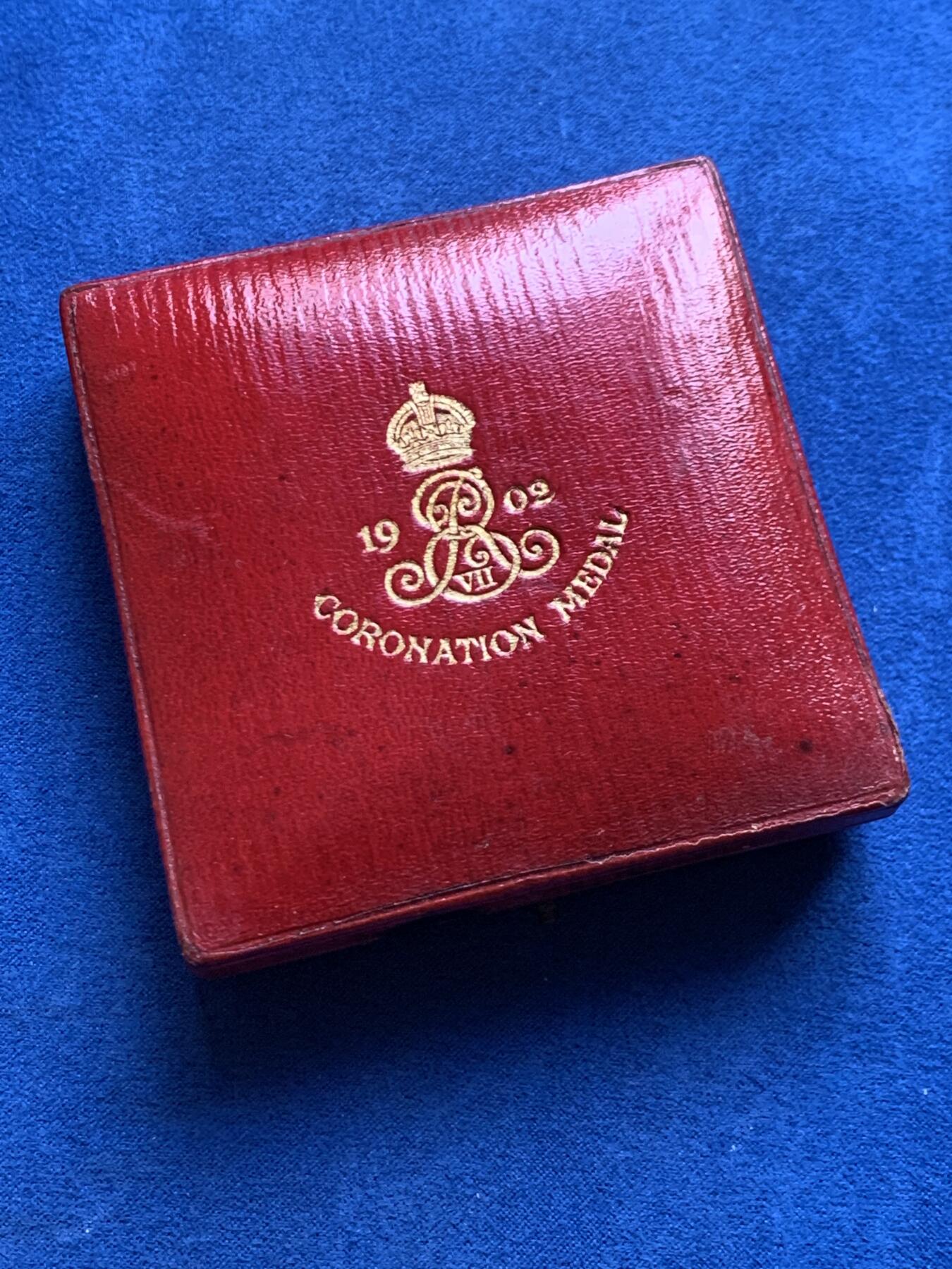 《竞宝斋》第452场 周日，周一 2场连拍 （全场包邮，欢迎送拍） 英国 1902年 爱德华七世夫妇加冕典礼纪念大铜章 巧克力包浆 81.45克 55.2mm 原盒