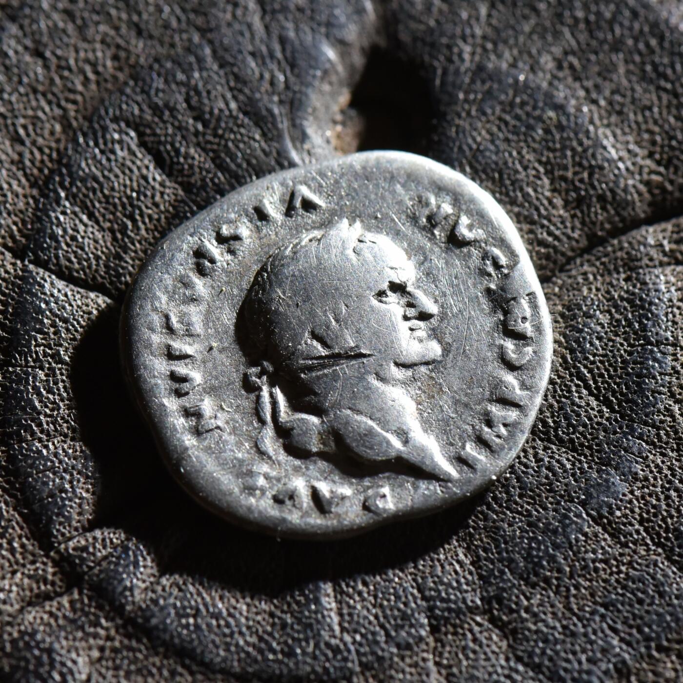 【良泉】第45期【直播场】1月15日晚19.30点开拍！ 208组，西方古代钱币、丝路古珠杂项专场 公元76年【古罗马】 弗拉维王朝第一位皇帝——韦帕芗（正面铭文从右下角逆时针反写）背立鹰，第纳尔银币，2.9克