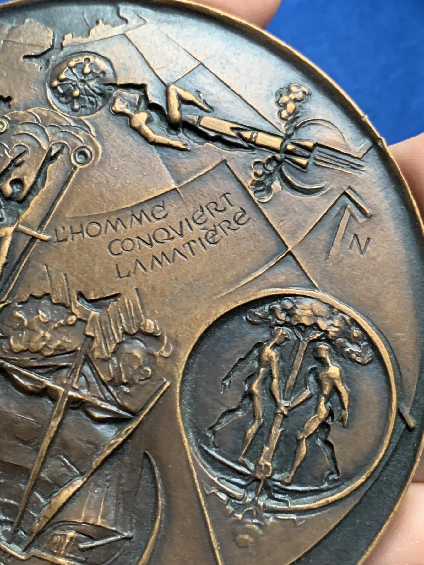 《竞宝斋》第452场 周日，周一 2场连拍 （全场包邮，欢迎送拍） 名家名作 德梅特尔·阿纳斯塔斯设计 迈向欧洲人文主义 超大号纪念铜章 506.5克，96.5mm，丰饶角铜标，此为原铸章， 市场出现大部分为边铭处带年份的后铸章  正面： 在地球仪上，描绘了宙斯化身为公牛掳走欧罗巴仙女的传说场景；下方圆形图案中为十字架上的基督及其花押字   背面：在欧洲地图上，三位分别代表地下、陆地与太空领域的主宰者。圆形图案中，两人在象征欧洲的树下握手，下方是希望之舟。