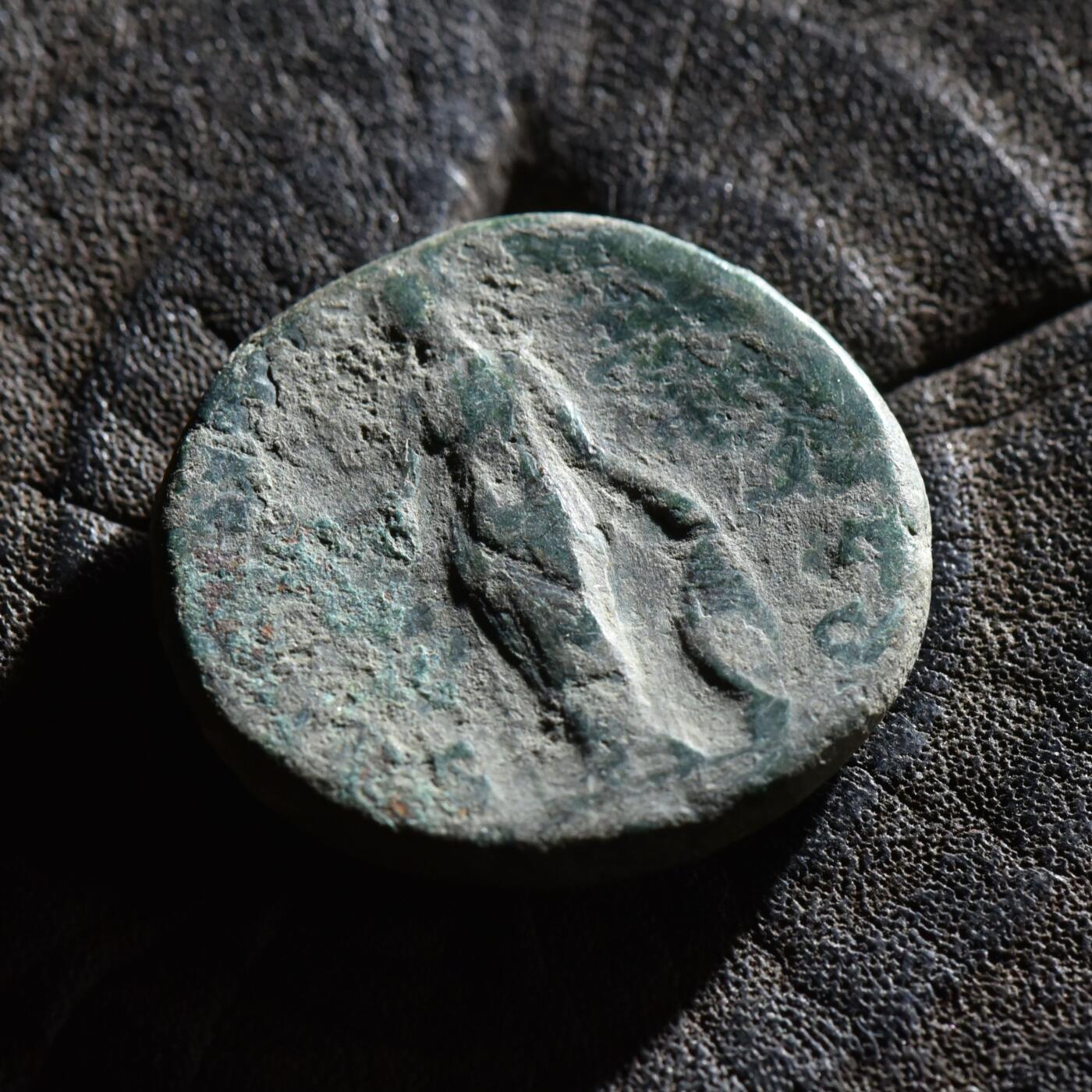 【良泉】第45期【直播场】1月15日晚19.30点开拍！ 208组，西方古代钱币、丝路古珠杂项专场 10.68克，公元164-175年【古罗马】小福斯蒂娜（其夫马可·奥利略时期打制，其父安东尼·庇护，其子康茂德都打过以小福斯蒂娜为头像的钱币）维纳斯，阿斯铜币