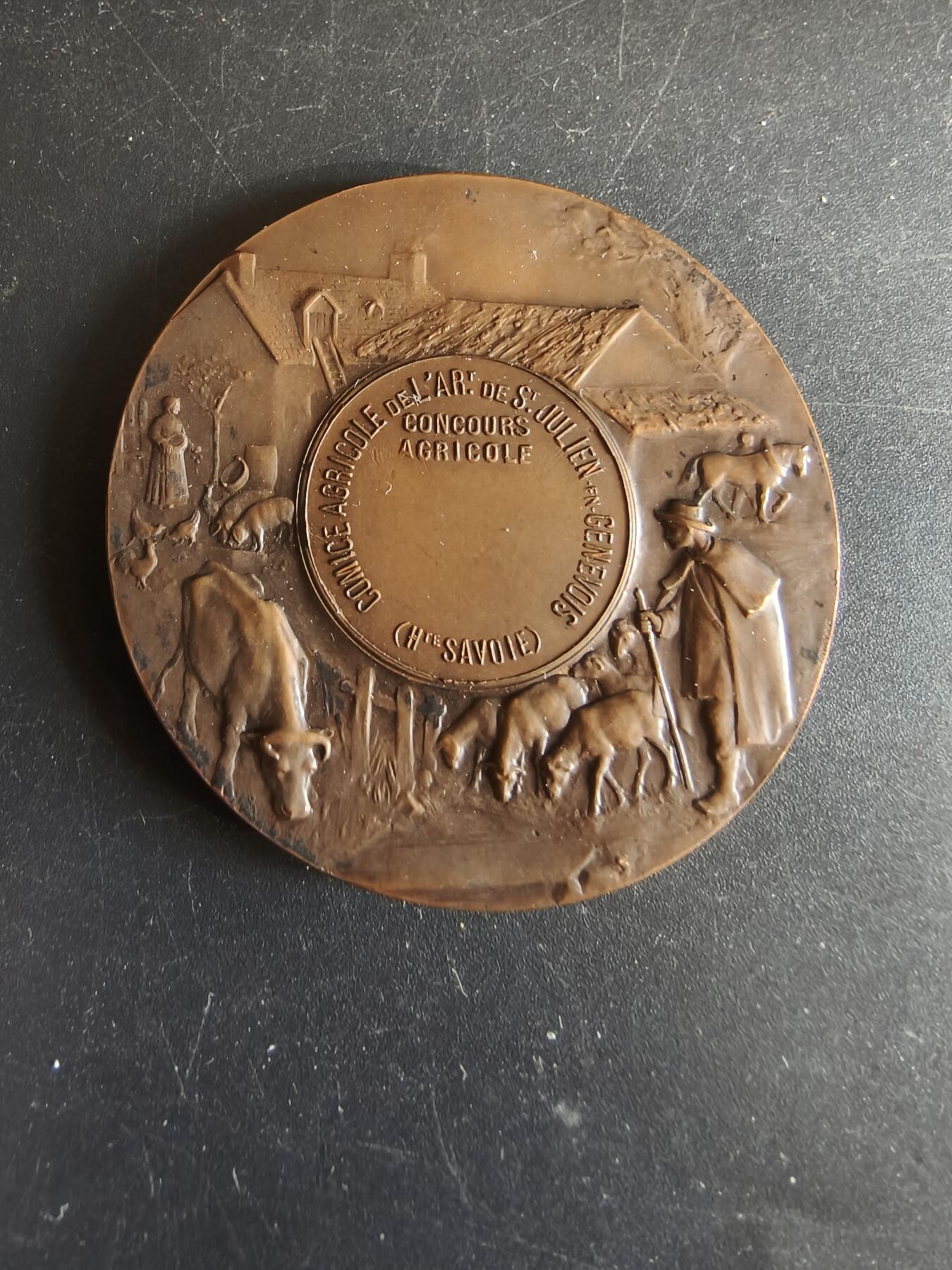 老王徽章第172期 法国圣朱利安昂日内瓦农业竞赛大铜章    原盒     直径50mm    重量47.4g      大师P.Grandhomme作品 