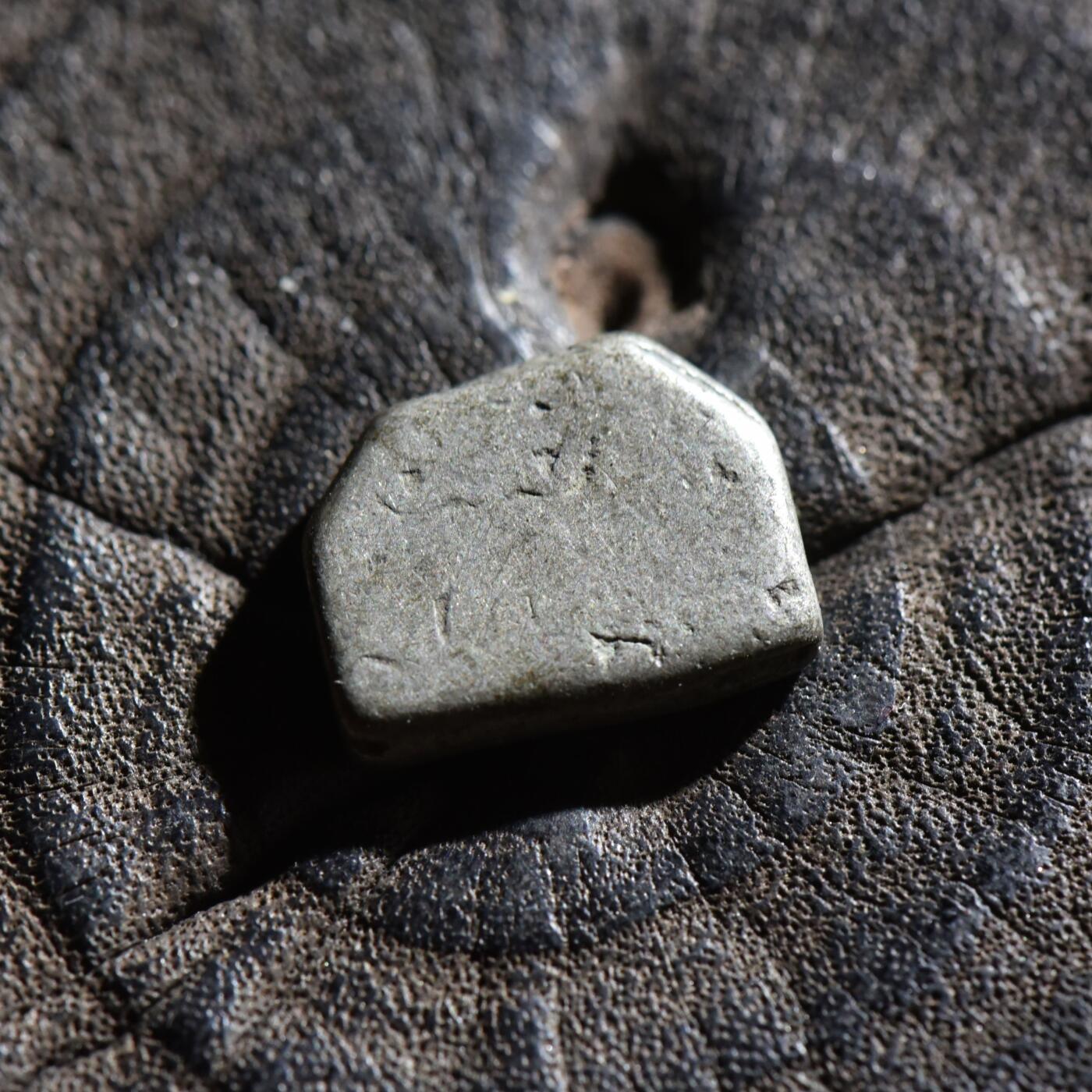 【良泉】第45期【直播场】1月15日晚19.30点开拍！ 208组，西方古代钱币、丝路古珠杂项专场 公元前3世纪【古印度】孔雀王朝，阿育王！1卡夏帕银币，2.83克