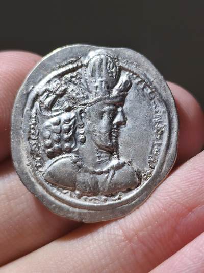 星盘世界钱币2026一月十日新年古典精品大拍 精彩纷呈 - 精品！萨珊帝国沙普尔二世一德拉克马银币，虽然在萨山中早期银币当中，沙普尔二世不算特别少见，但是这个人的币一般都有各种各样的问题，这一枚已经算比较好的了