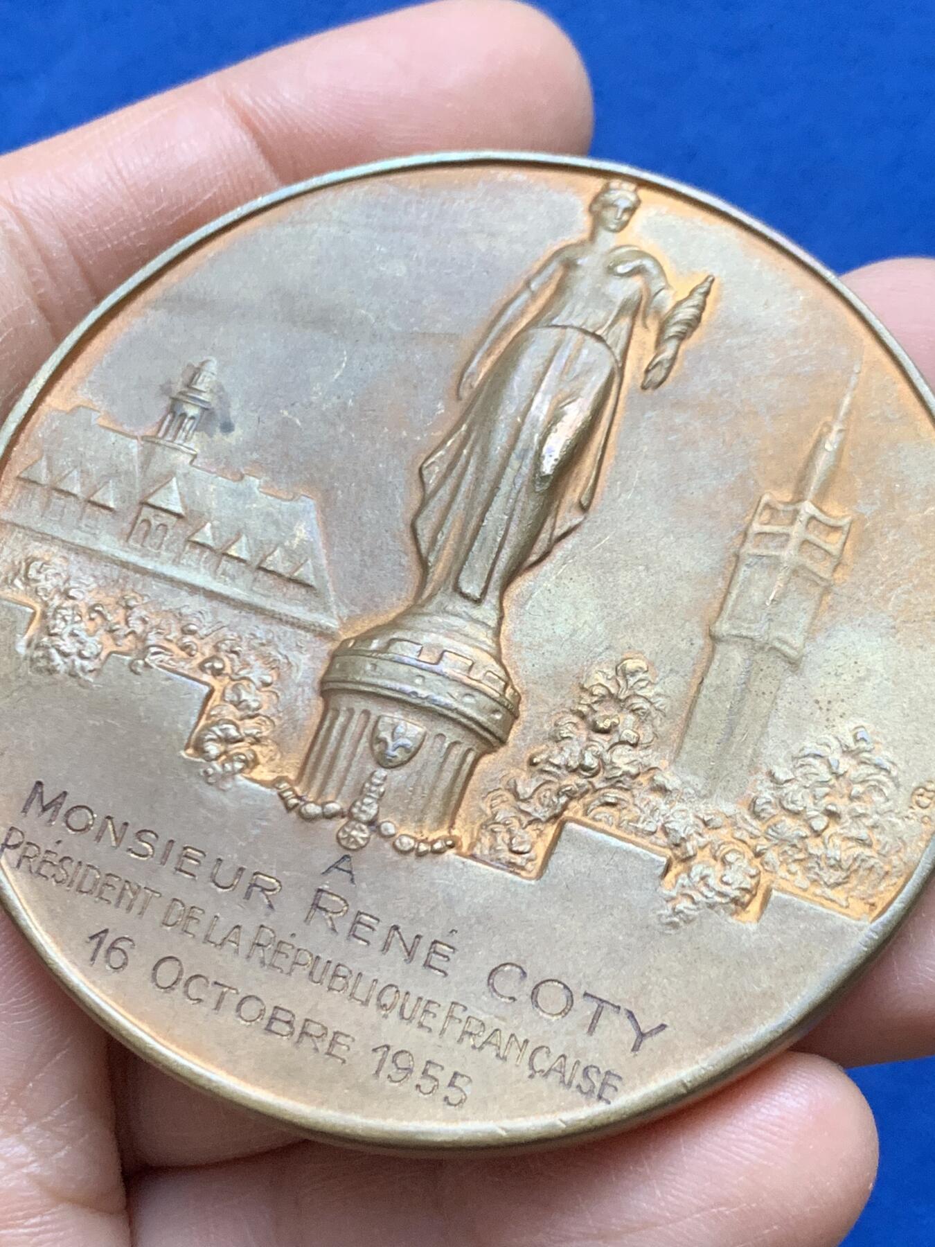 《竞宝斋》第452场 周日，周一 2场连拍 （全场包邮，欢迎送拍） 致法兰西共和国总统勒内·科蒂先生 里尔市功绩纪念章 105.4克 63.2mm 三角铜标