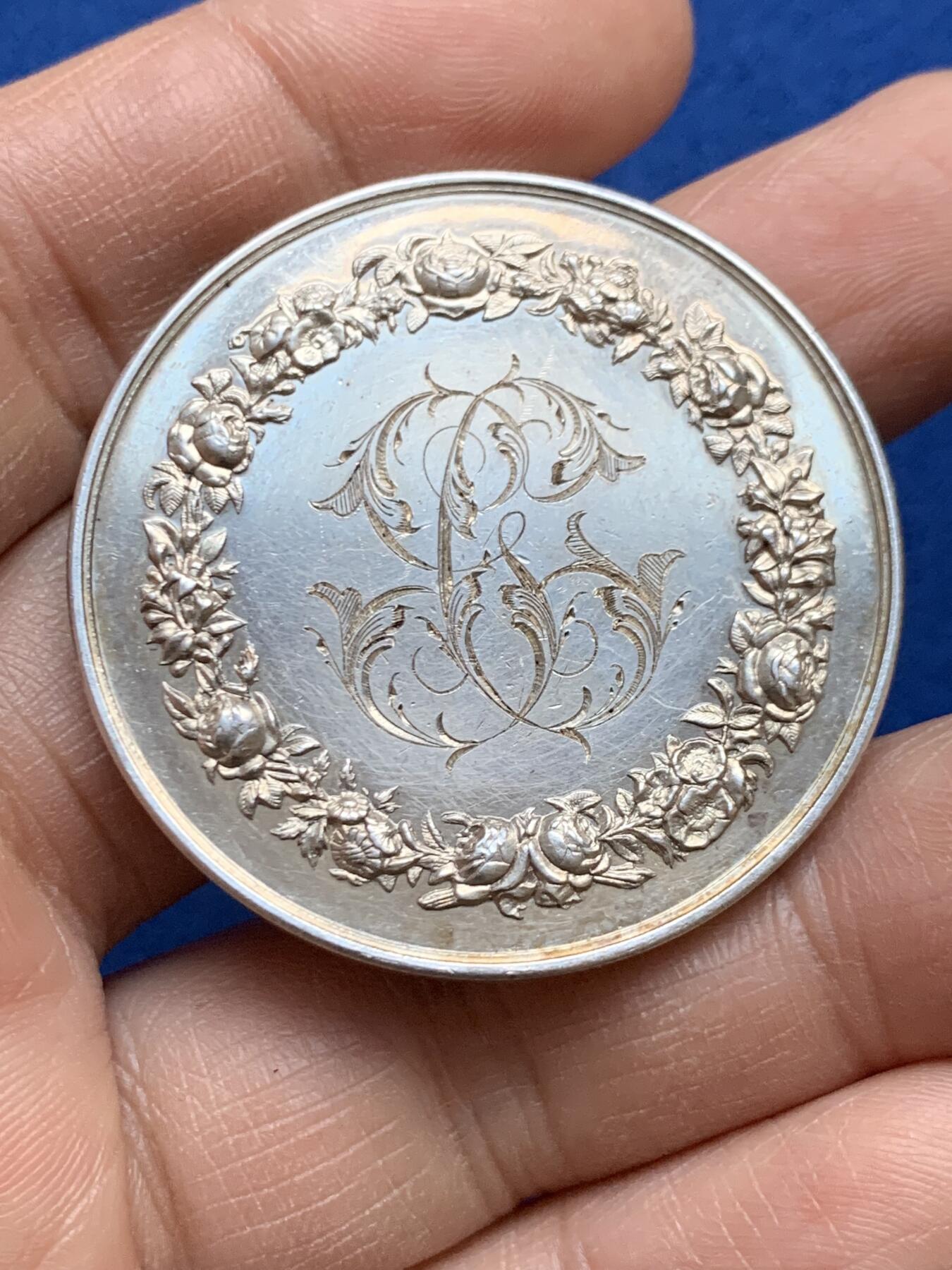 《竞宝斋》第452场 周日，周一 2场连拍 （全场包邮，欢迎送拍） 法国1895年结婚纪念银章 大版 41.2MM 31.5g 丰饶角银标边铭