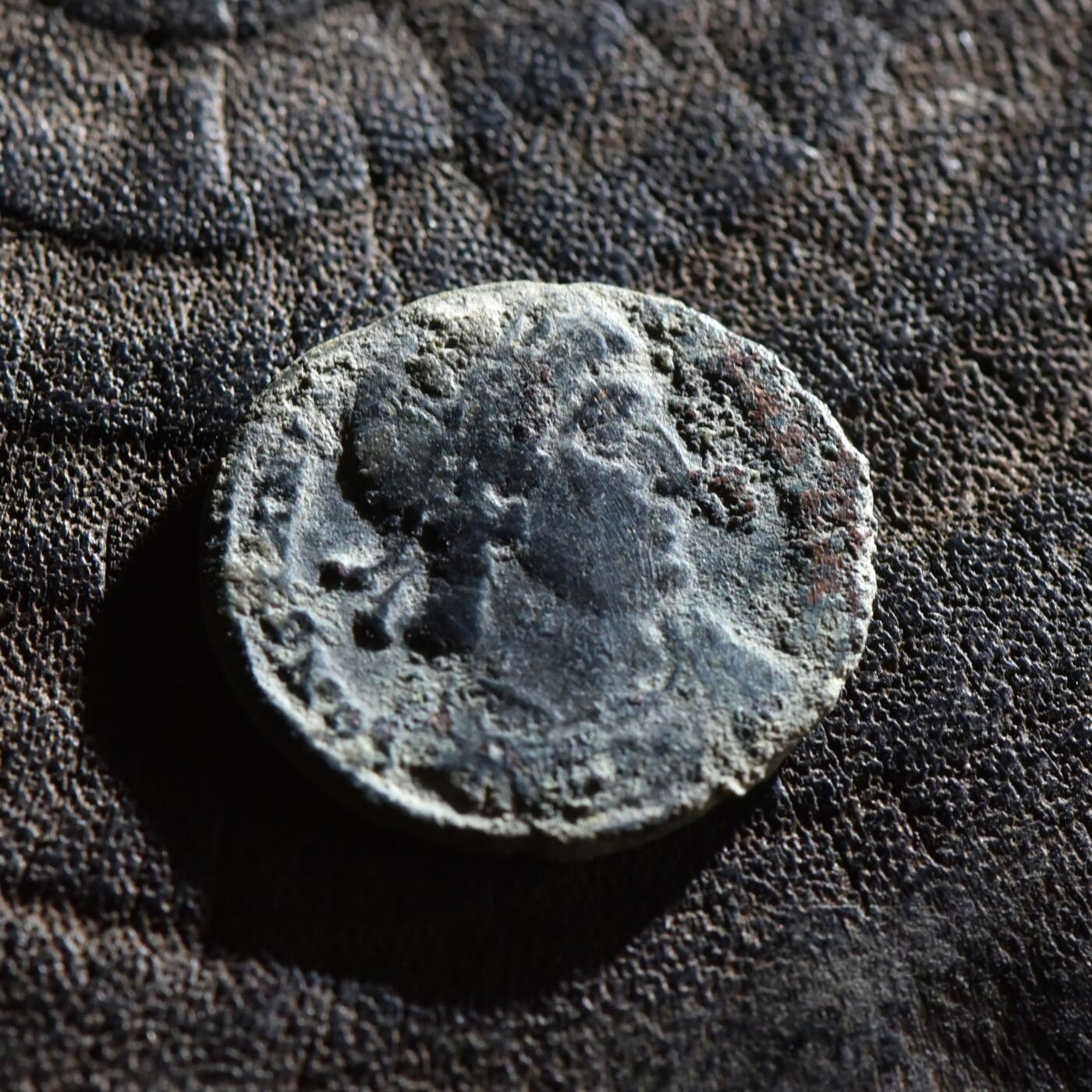 【良泉】第45期【直播场】1月15日晚19.30点开拍！ 208组，西方古代钱币、丝路古珠杂项专场 公元335-337年【古罗马】君士坦丁二世，凯撒头衔“士兵军旗”铜币，赫拉克利特造币厂打制，2.54克