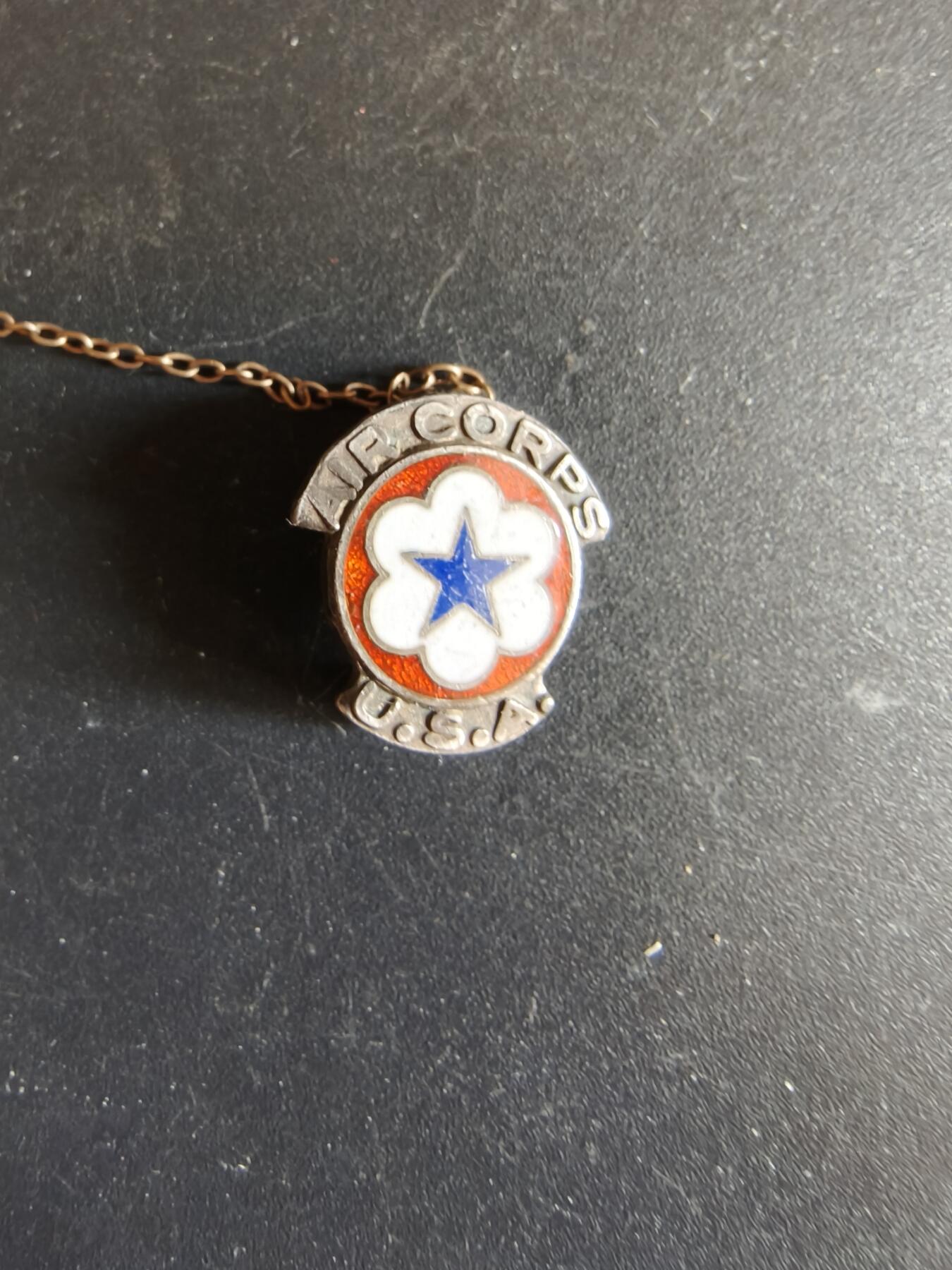 老王徽章第172期 美国陆军航空兵链章    二战时期    铜质珐琅   带厂标