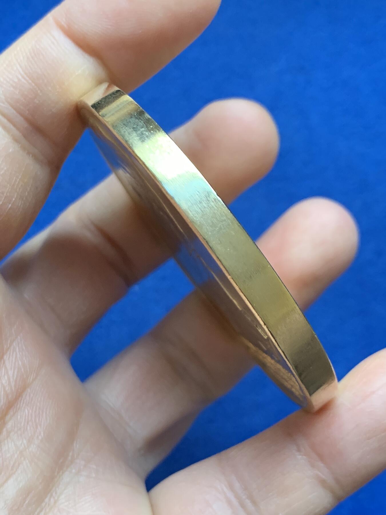 《竞宝斋》第452场 周日，周一 2场连拍 （全场包邮，欢迎送拍） 1974年为纪念解放者西蒙·玻利瓦尔委内瑞拉国防部颁发纪念镀金铜章 119克 60.2mm