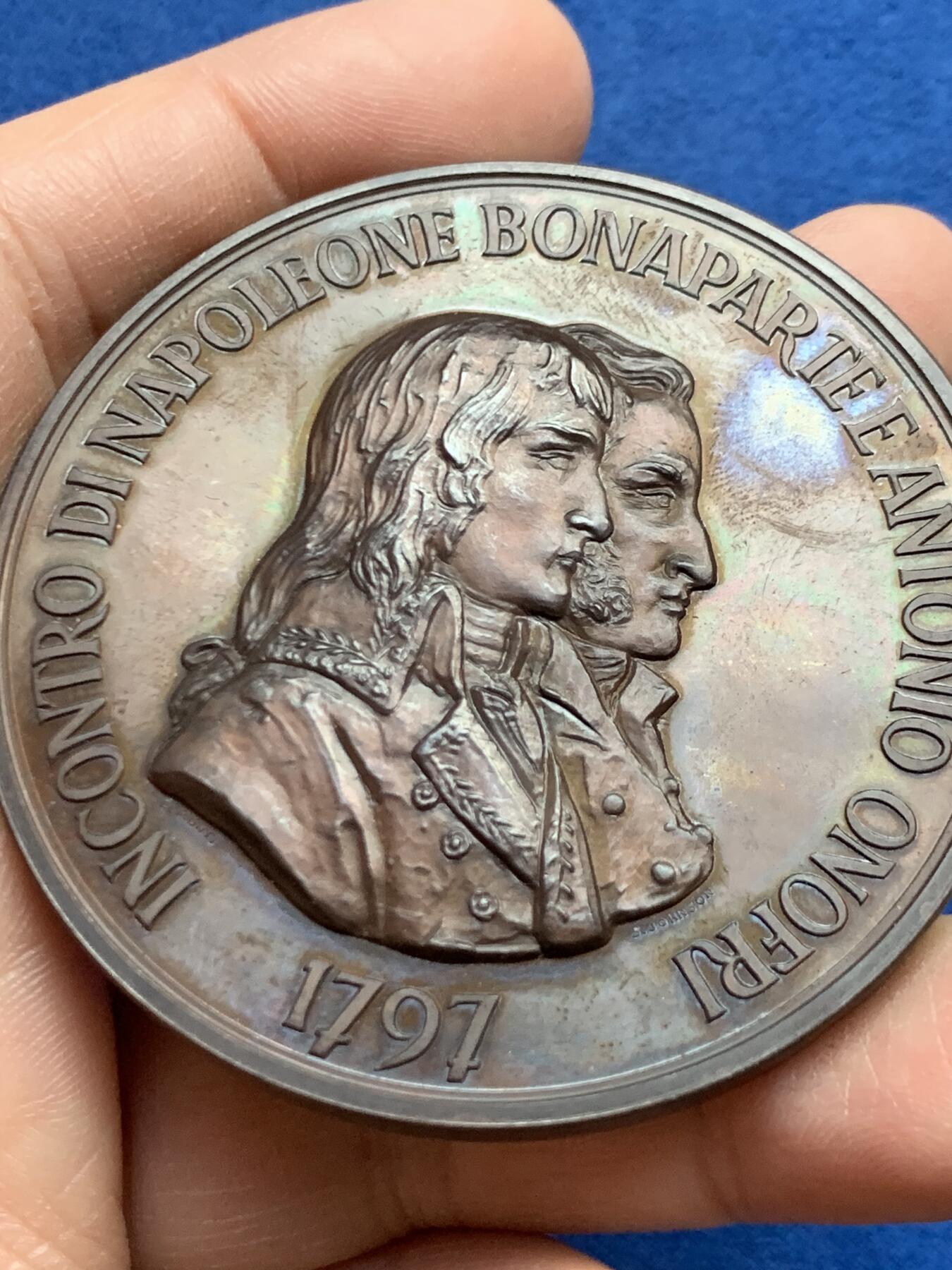 《竞宝斋》第452场 周日，周一 2场连拍 （全场包邮，欢迎送拍） 圣马力诺拿破仑一世诞辰二百周年纪念章 铜质（87.8克）+银质（98.6克） 60mm 正面为拿破仑·波拿巴与安东尼奥·奥诺里侧像 带盒 细节见图