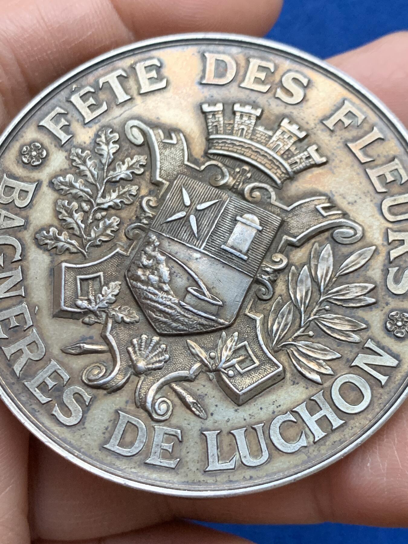 《竞宝斋》第452场 周日，周一 2场连拍 （全场包邮，欢迎送拍） 1897年巴涅尔-德吕雄花卉节摄影比赛第一名纪念镀金大银章 81.55克 56.5mm 丰饶角银 好品