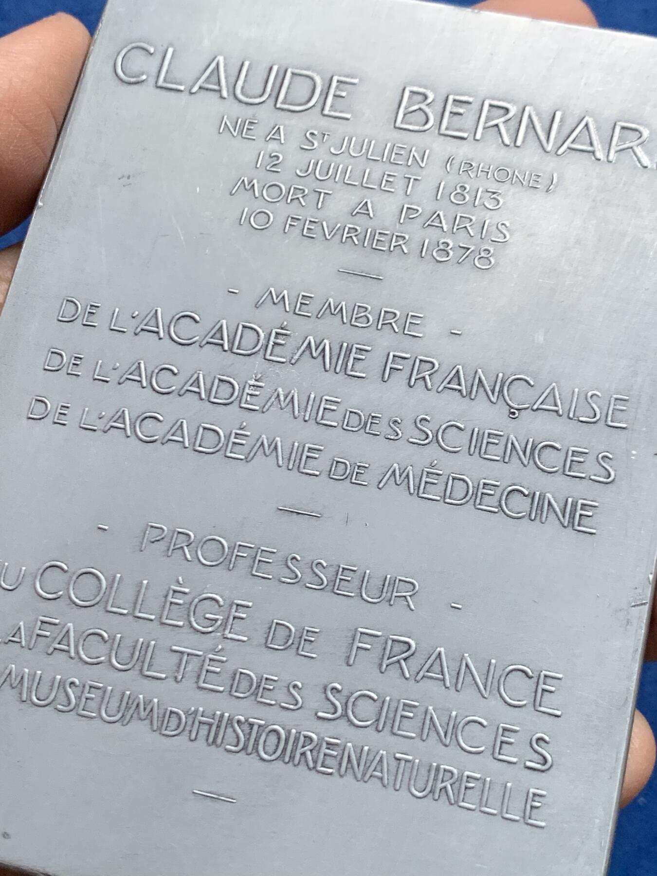 《竞宝斋》第452场 周日，周一 2场连拍 （全场包邮，欢迎送拍） 1913年法国生物学家克劳德纳德诞辰百年铝质纪念章 133.2克 80*110.5mm 三角边铭 带盒 好品保存不易