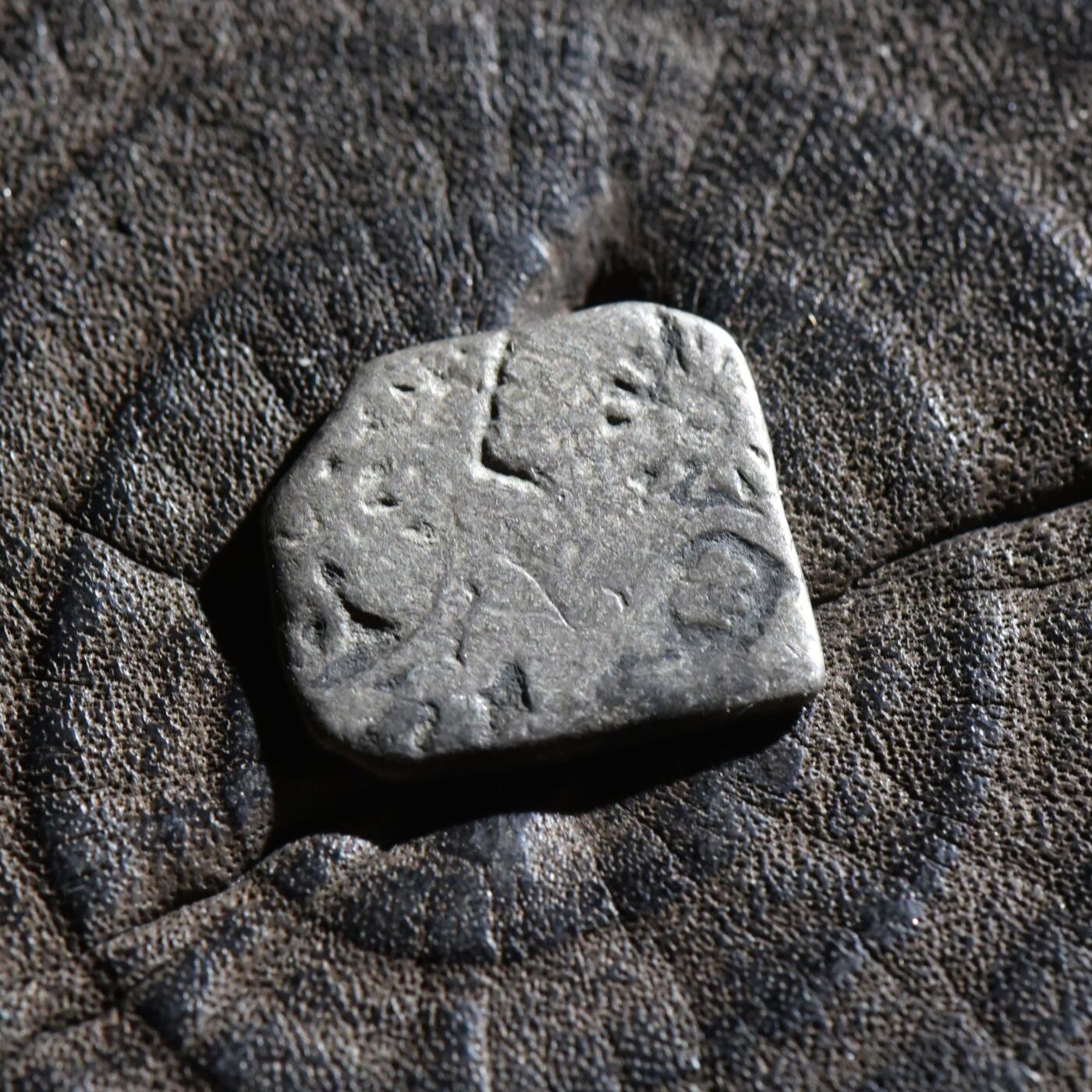 【良泉】第45期【直播场】1月15日晚19.30点开拍！ 208组，西方古代钱币、丝路古珠杂项专场 公元前3世纪【古印度】孔雀王朝，早期，太阳符1卡夏帕银币，2.42克