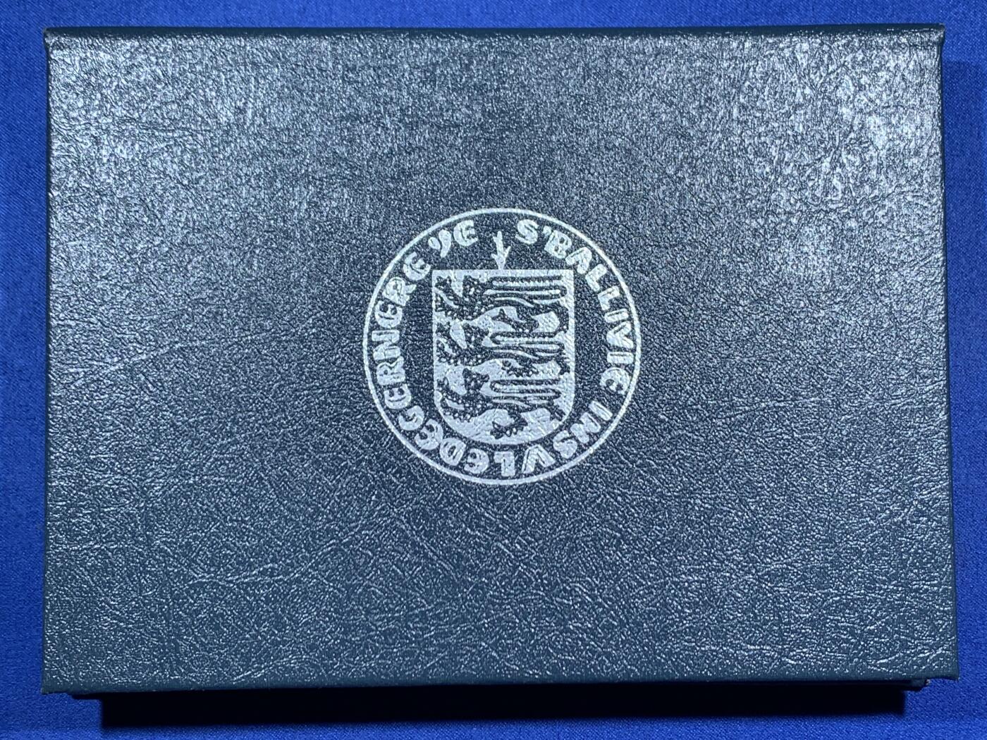 《竞宝斋》第452场 周日，周一 2场连拍 （全场包邮，欢迎送拍） 根西岛1989年精制套币 册装 英国皇家造币厂出品 包含2镑纪念币  品相好