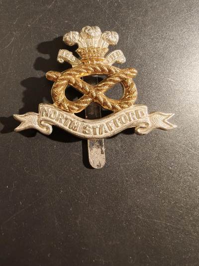 老王徽章第172期 - 英国北斯塔福德步兵团帽徽     女王早期