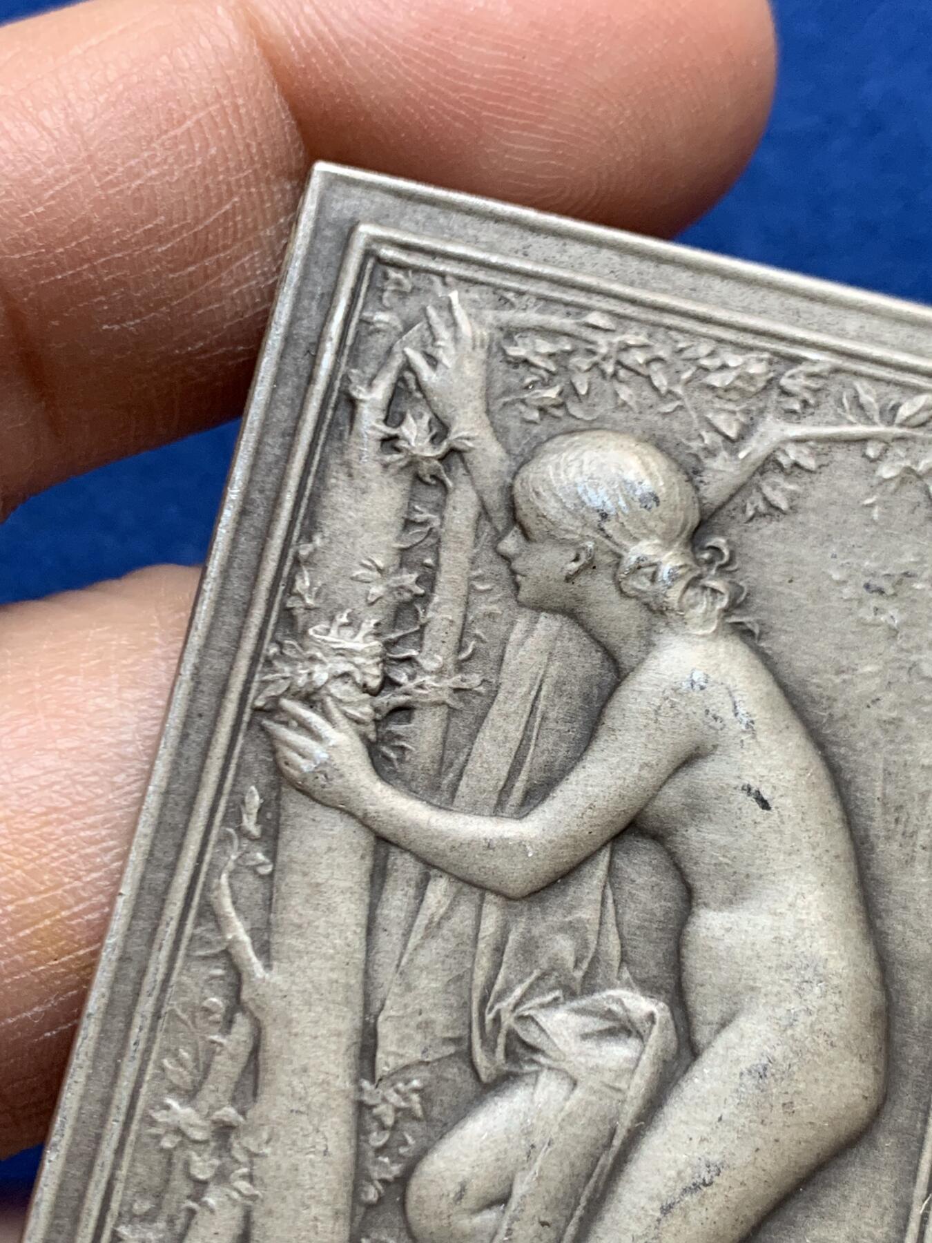 《竞宝斋》第452场 周日，周一 2场连拍 （全场包邮，欢迎送拍） 名家丹尼尔·杜普伊作《巢》方型纪念银章 59.5克 66*37.2mm 丰饶角1银 好品