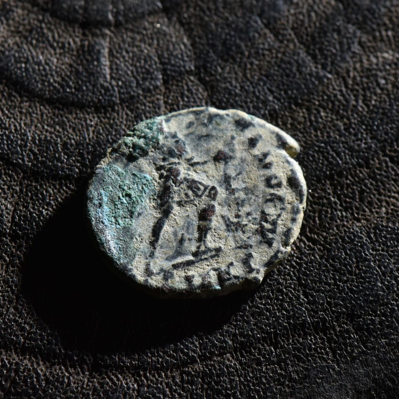 【良泉】第45期【直播场】1月15日晚19.30点开拍！ 208组，西方古代钱币、丝路古珠杂项专场 【微型】公元383-388年【古罗马】瓦伦丁尼安二世，皇帝抓俘虏铜币，1.9克