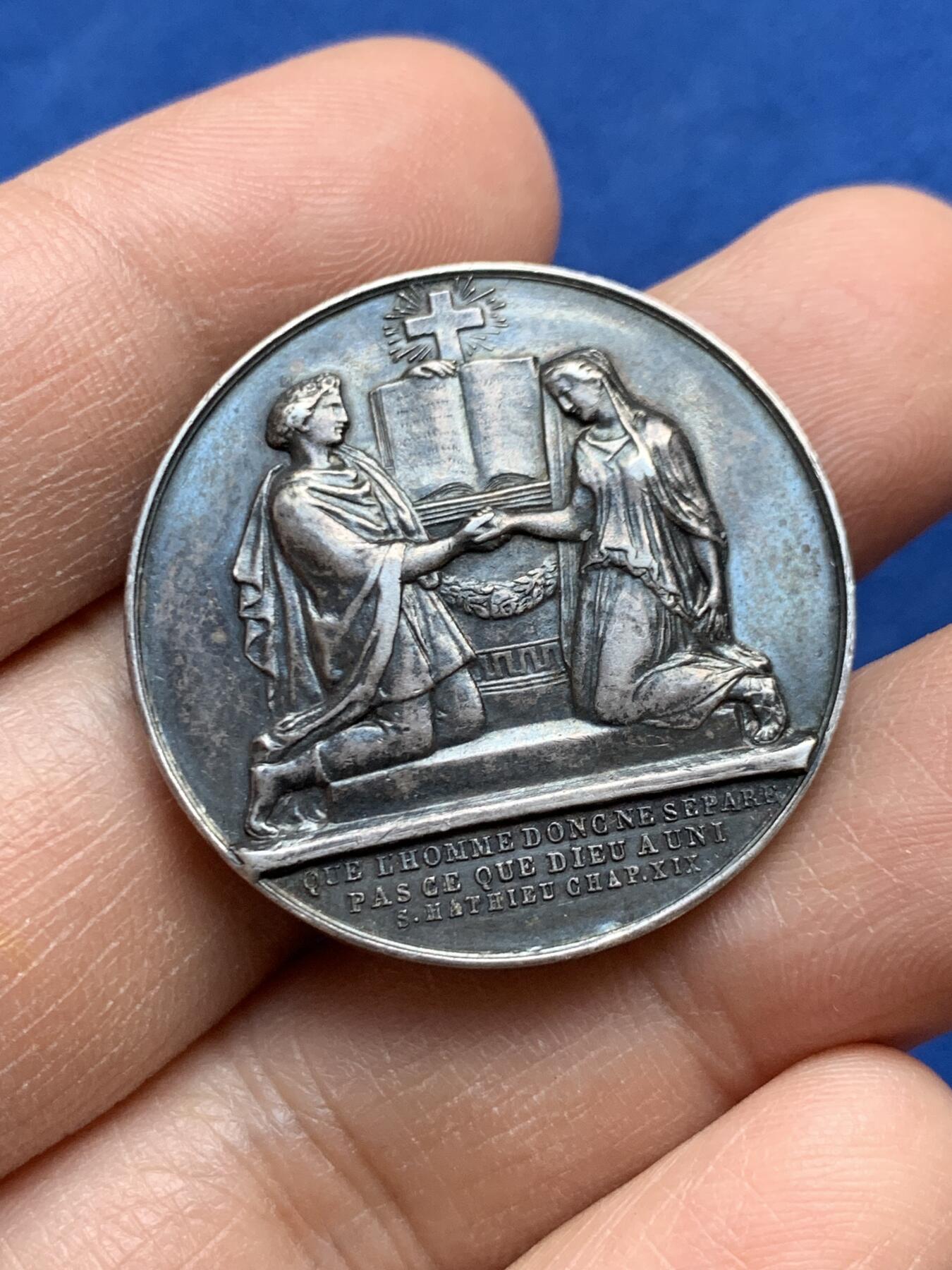 《竞宝斋》第452场 周日，周一 2场连拍 （全场包邮，欢迎送拍） 法国1856年婚礼纪念章 结婚银章 31.7MM 13.65g 手指边铭