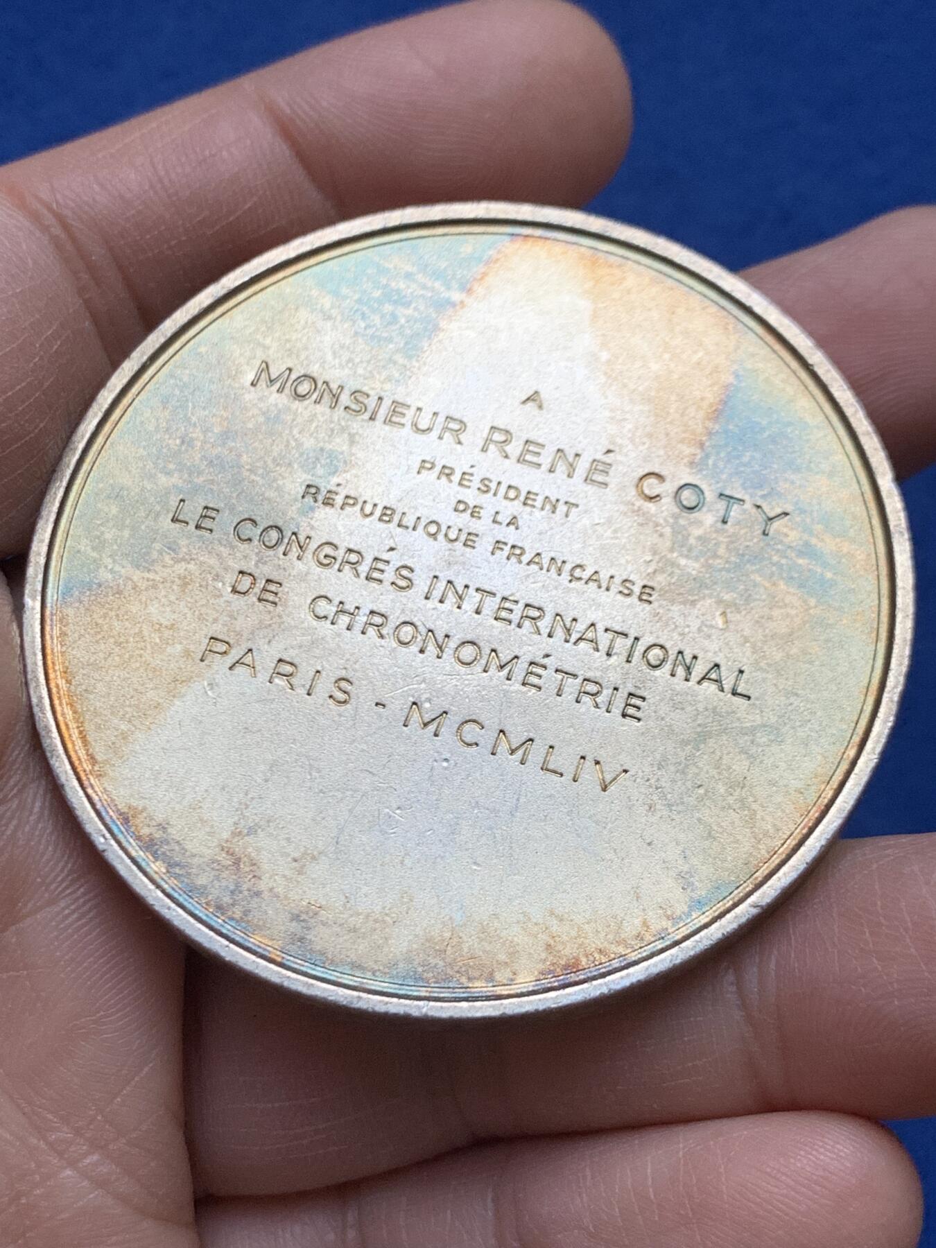 《竞宝斋》第452场 周日，周一 2场连拍 （全场包邮，欢迎送拍） 致法兰西共和国总统勒内·科蒂先生 巴黎国际计时学大会纪念大银章 73.8克 54.2mm 丰饶角1银