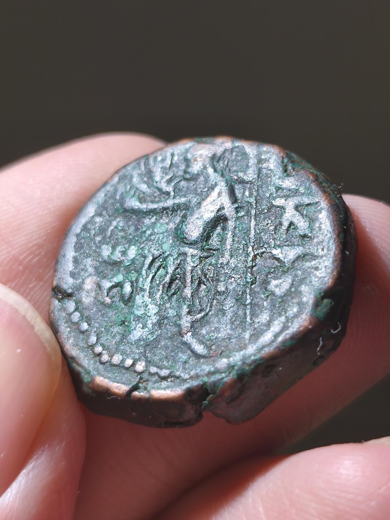 星盘世界钱币2026一月十日新年古典精品大拍 精彩纷呈 精品！贵霜王朝四德大铜币16.2g，加尼色迦国王背四臂湿婆,正面国王站立向祭坛投放香料