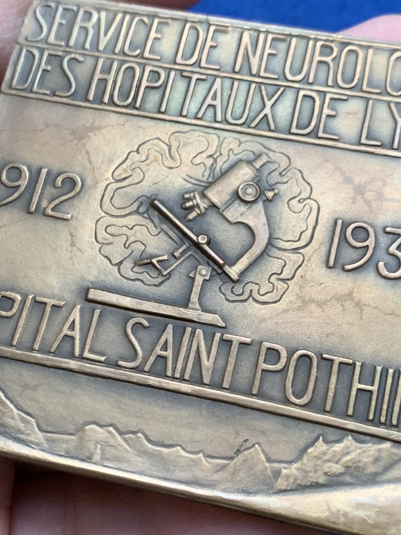 《竞宝斋》第452场 周日，周一 2场连拍 （全场包邮，欢迎送拍） （法国）里昂医院神经内科圣波坦医院22周年纪念铜章 93.7克 60.5*60mm 带原盒