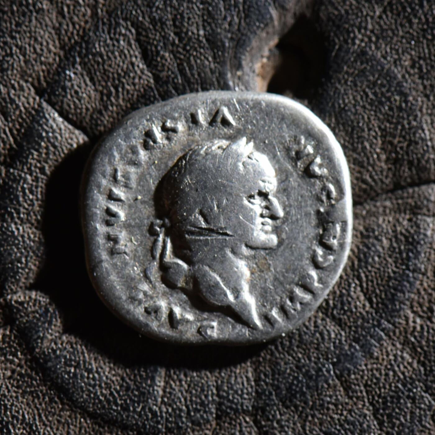 【良泉】第45期【直播场】1月15日晚19.30点开拍！ 208组，西方古代钱币、丝路古珠杂项专场 公元76年【古罗马】 弗拉维王朝第一位皇帝——韦帕芗（正面铭文从右下角逆时针反写）背立鹰，第纳尔银币，2.9克