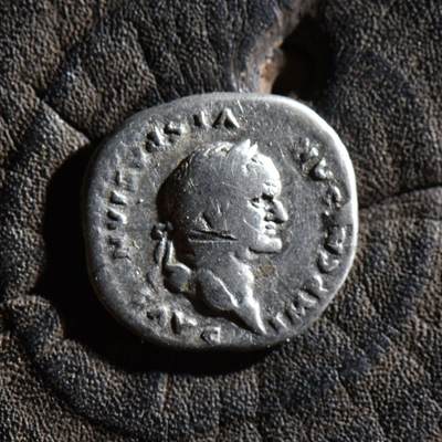 【良泉】第45期【直播场】1月15日晚19.30点开拍！ 208组，西方古代钱币、丝路古珠杂项专场 - 公元76年【古罗马】 弗拉维王朝第一位皇帝——韦帕芗（正面铭文从右下角逆时针反写）背立鹰，第纳尔银币，2.9克