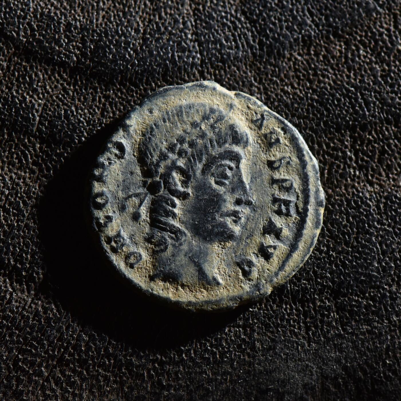 【良泉】第45期【直播场】1月15日晚19.30点开拍！ 208组，西方古代钱币、丝路古珠杂项专场 公元347-348年【古罗马】君士坦斯“誓愿”铜币，埃及亚历山大港造币厂打制，1.48克