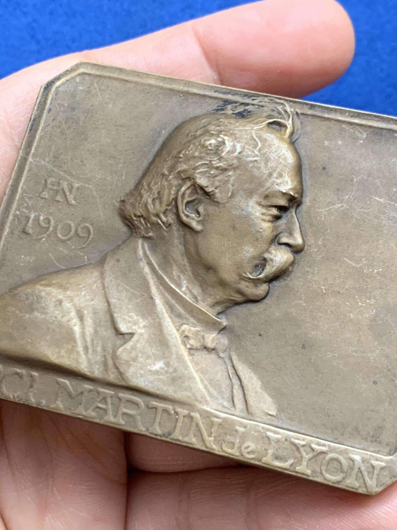 《竞宝斋》第452场 周日，周一 2场连拍 （全场包邮，欢迎送拍） 1909年纪念牙医克劳德·马丁大铜章 99.35克 51*63.2mm 三角铜标