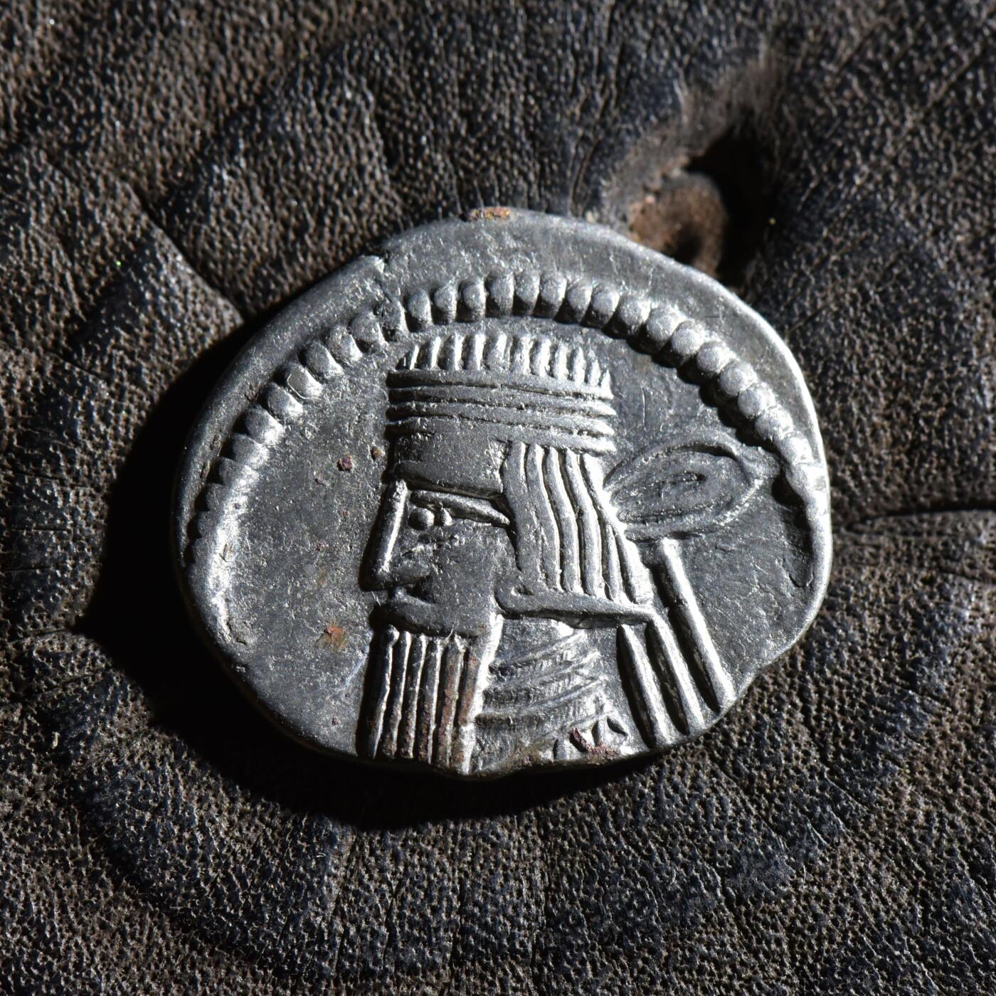 【良泉】第45期【直播场】1月15日晚19.30点开拍！ 208组，西方古代钱币、丝路古珠杂项专场 【极美品】公元10-38年【古波斯】帕提亚（安息）阿塔巴努斯二世，一德拉克马银币，3.63克