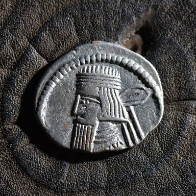 【良泉】第45期【直播场】1月15日晚19.30点开拍！ 208组，西方古代钱币、丝路古珠杂项专场 - 【极美品】公元10-38年【古波斯】帕提亚（安息）阿塔巴努斯二世，一德拉克马银币，3.63克