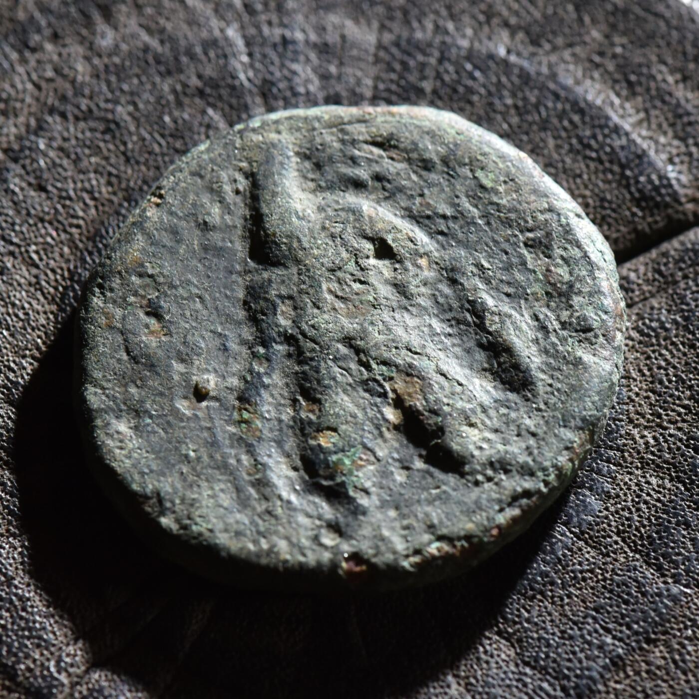 【良泉】第45期【直播场】1月15日晚19.30点开拍！ 208组，西方古代钱币、丝路古珠杂项专场 14.07克，公元100-128年【贵霜帝国】第三任国王，威玛·卡迪菲兹（阎膏珍）四德拉克马大铜币