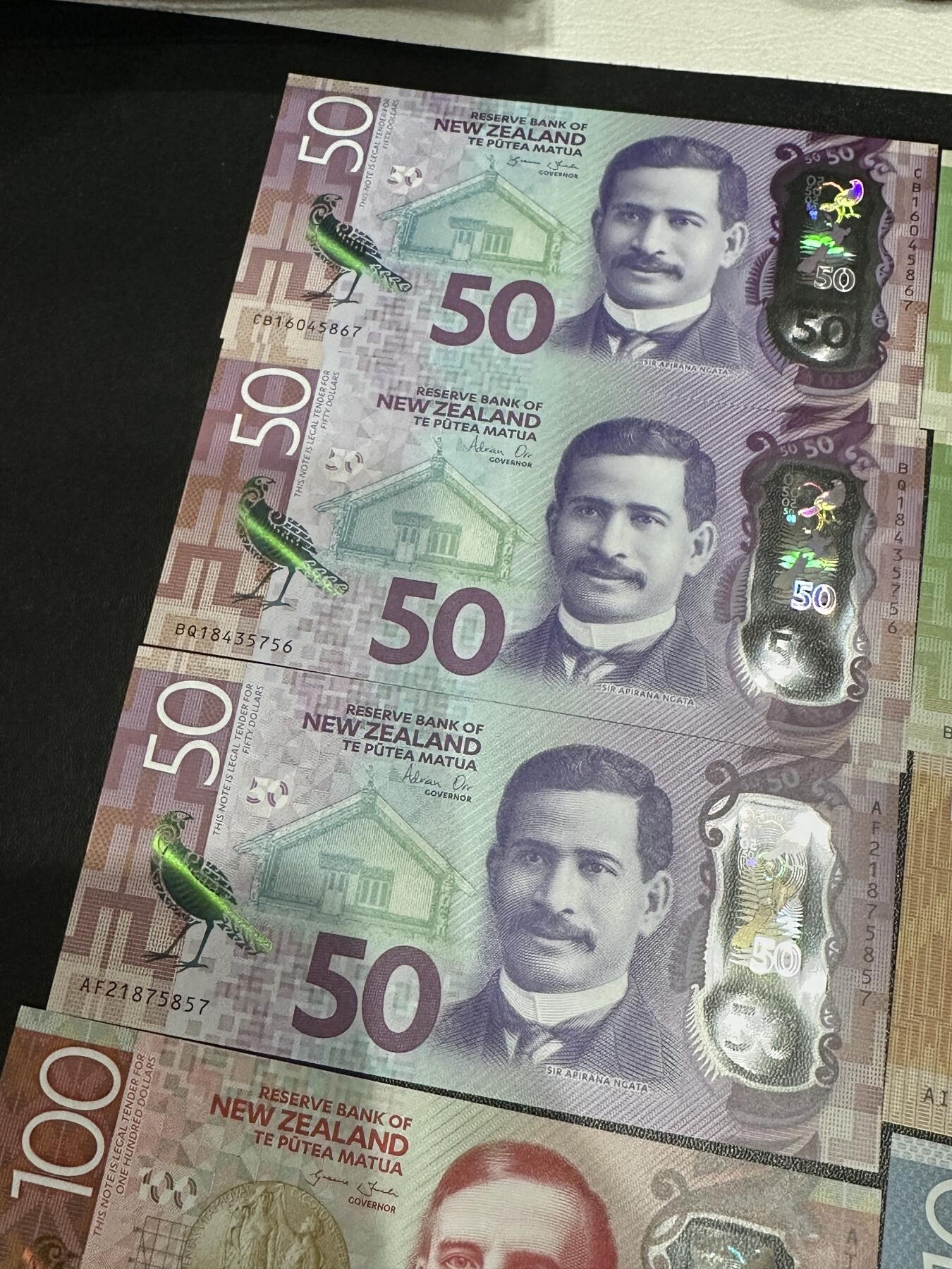 《外钞收藏家》第五百九十八期（2026年新年第一场）（本平台长期征集拍品、欢迎藏友们联系合作） 新西兰明亮版 所有年份签名 一共九张，5 10各一张，20 100各两张，50三张 全新UNC